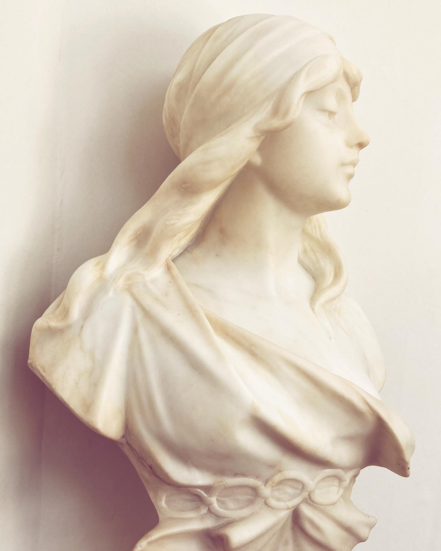 Sculpture-buste-en-marbre-blanc-signé-cipriani-aurore-Morisse-Chestret-5-1