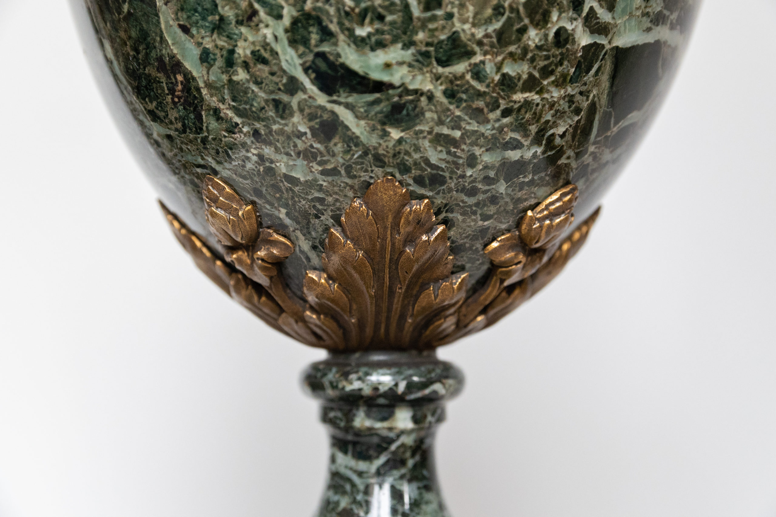 cassolette-vase-marbre-vert-bélier-bronze-louis-xv-aurore-morisse-affaire-conclue-antiquaire-liège3