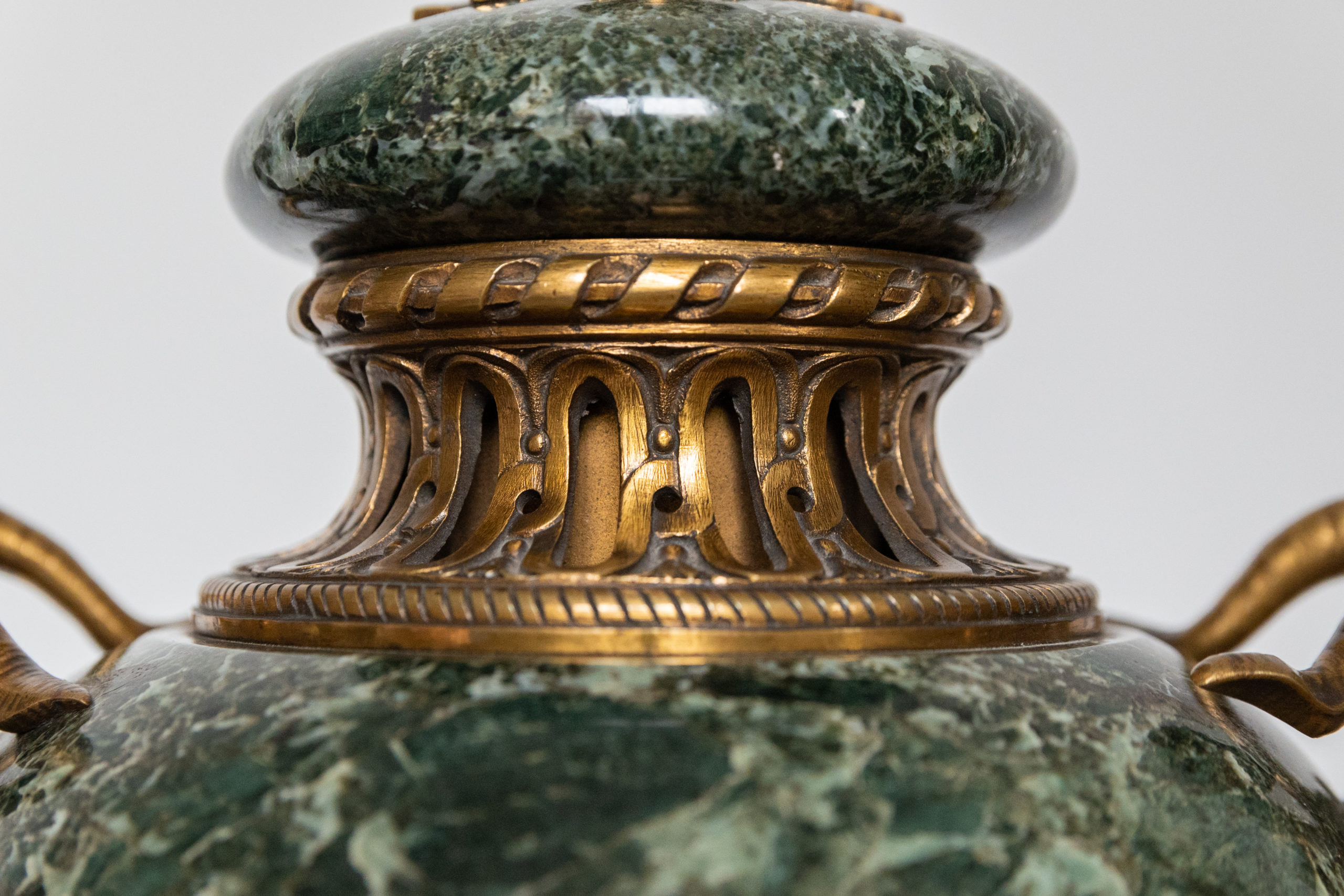 cassolette-vase-marbre-vert-bélier-bronze-louis-xv-aurore-morisse-affaire-conclue-antiquaire-liège7