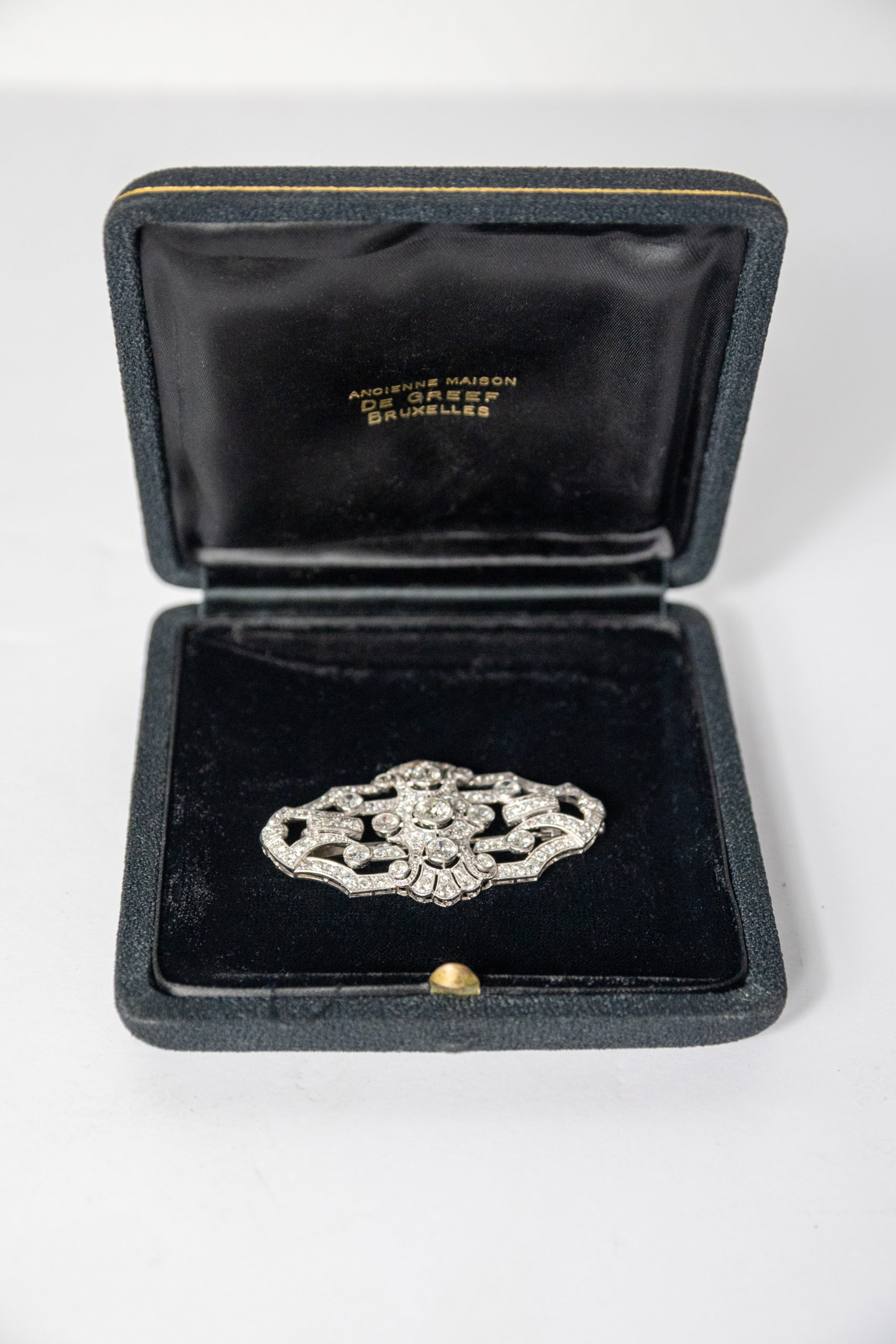 Broche-art-deco-1930-geometrique-or-diamants-aurore-momrisse-chestret5-bijoux-anciens-antiquaire-antiquités2