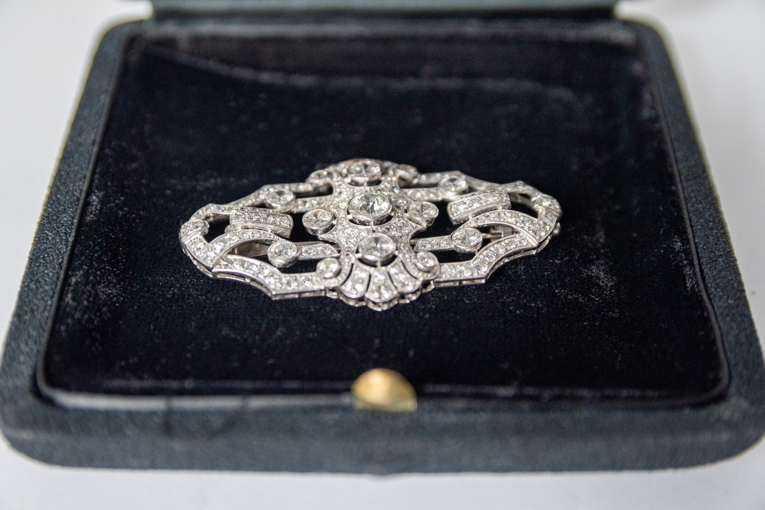 Broche-art-deco-1930-geometrique-or-diamants-aurore-momrisse-chestret5-bijoux-anciens-antiquaire-antiquités3