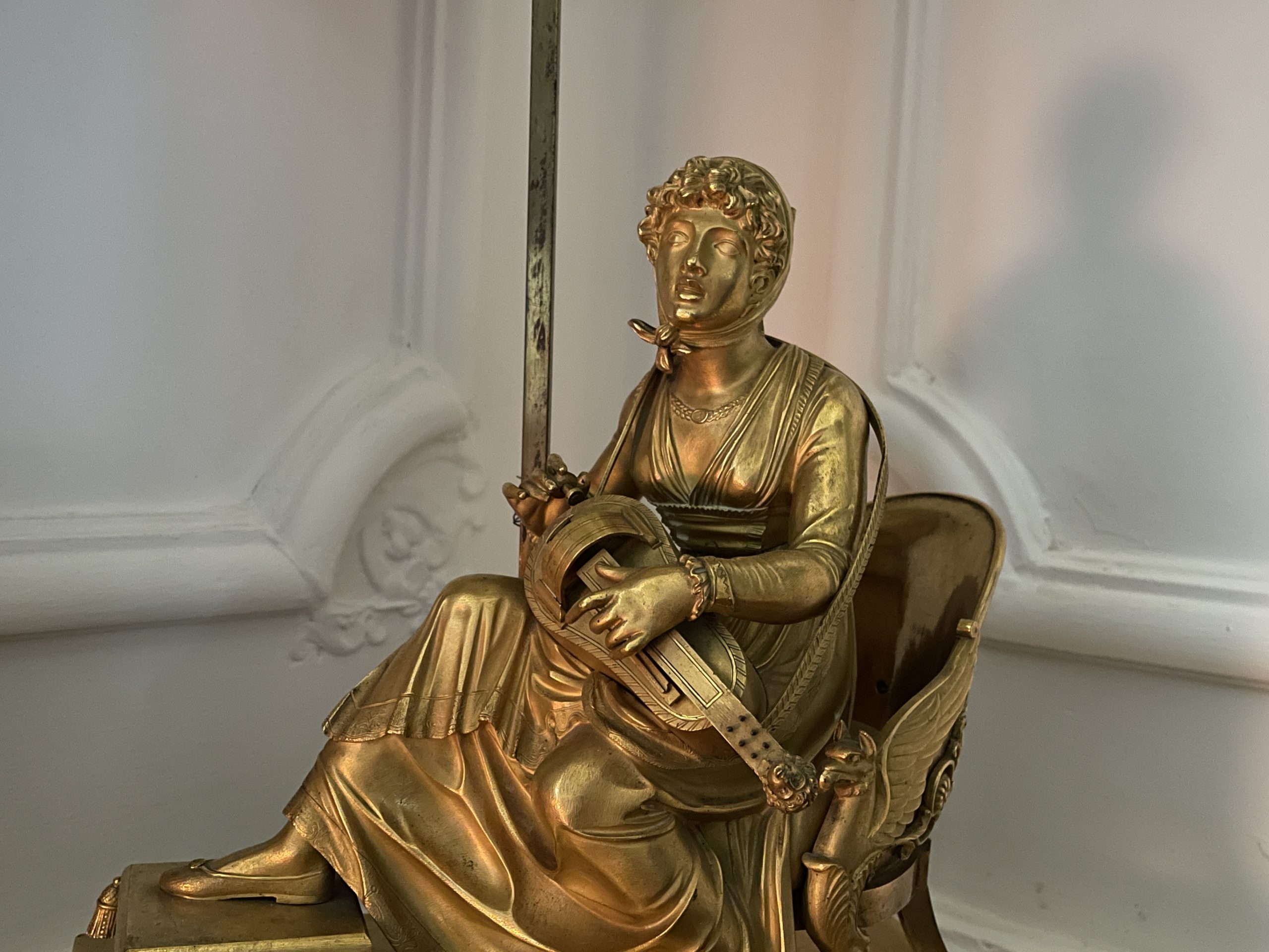 Fanchon-vieilleuse-bronze-doré-vielle-instrument-ciselé-xixe-antiquaire-antiquité-aurore-morisse-chestret5-liège2