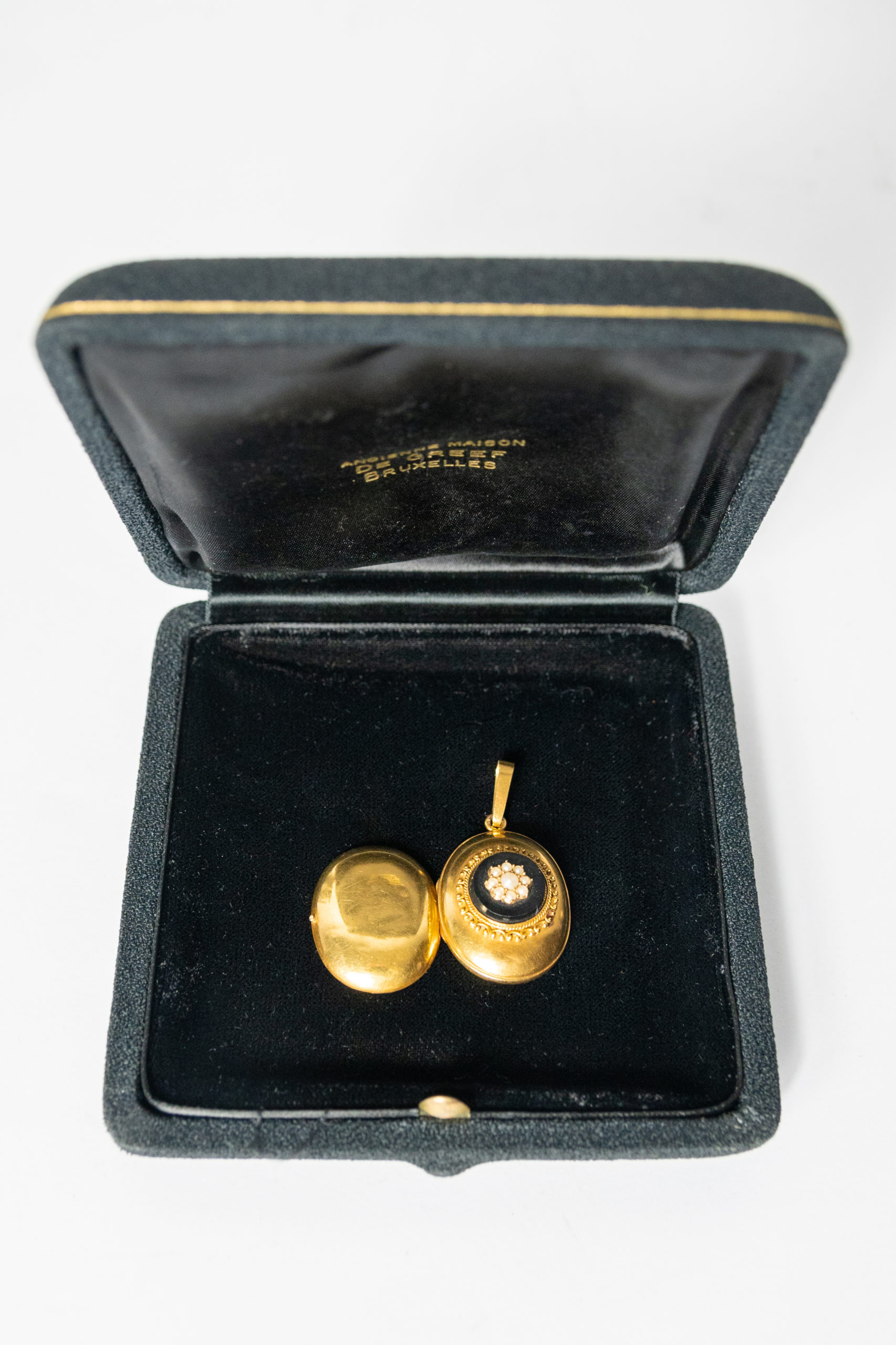 Porte-photo-pendentif-or-napoleon-III-bijoux-ancien-histoire-aurore-morisse-chestret5-antiquaire-antiquite-liège1