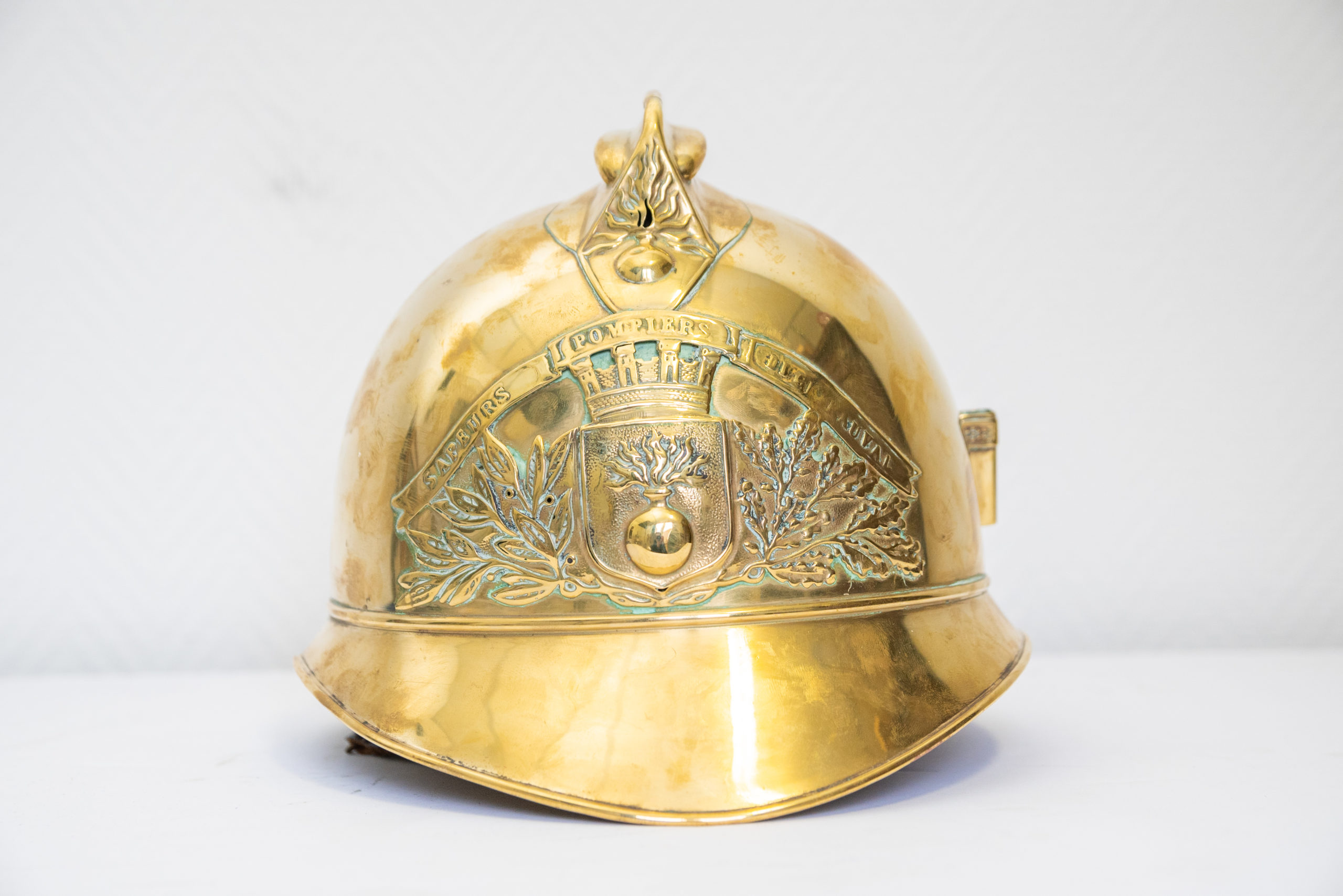 casque-sapeur-pompier-france-1880-XIXe-laiton-doré-aurore-morisse-chestret5-Antiquaire-affaireconclue1