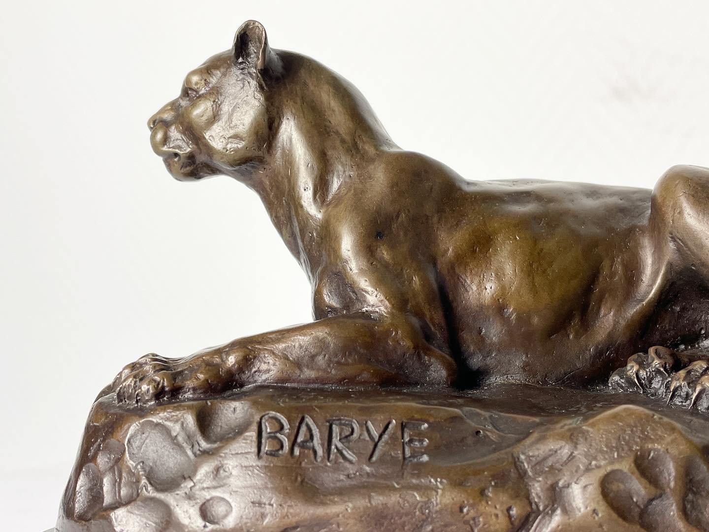 Antoine-louis-barye-lionne-couchée-bronze-animalier-collection-aurore-morisse-affaire-conclue2