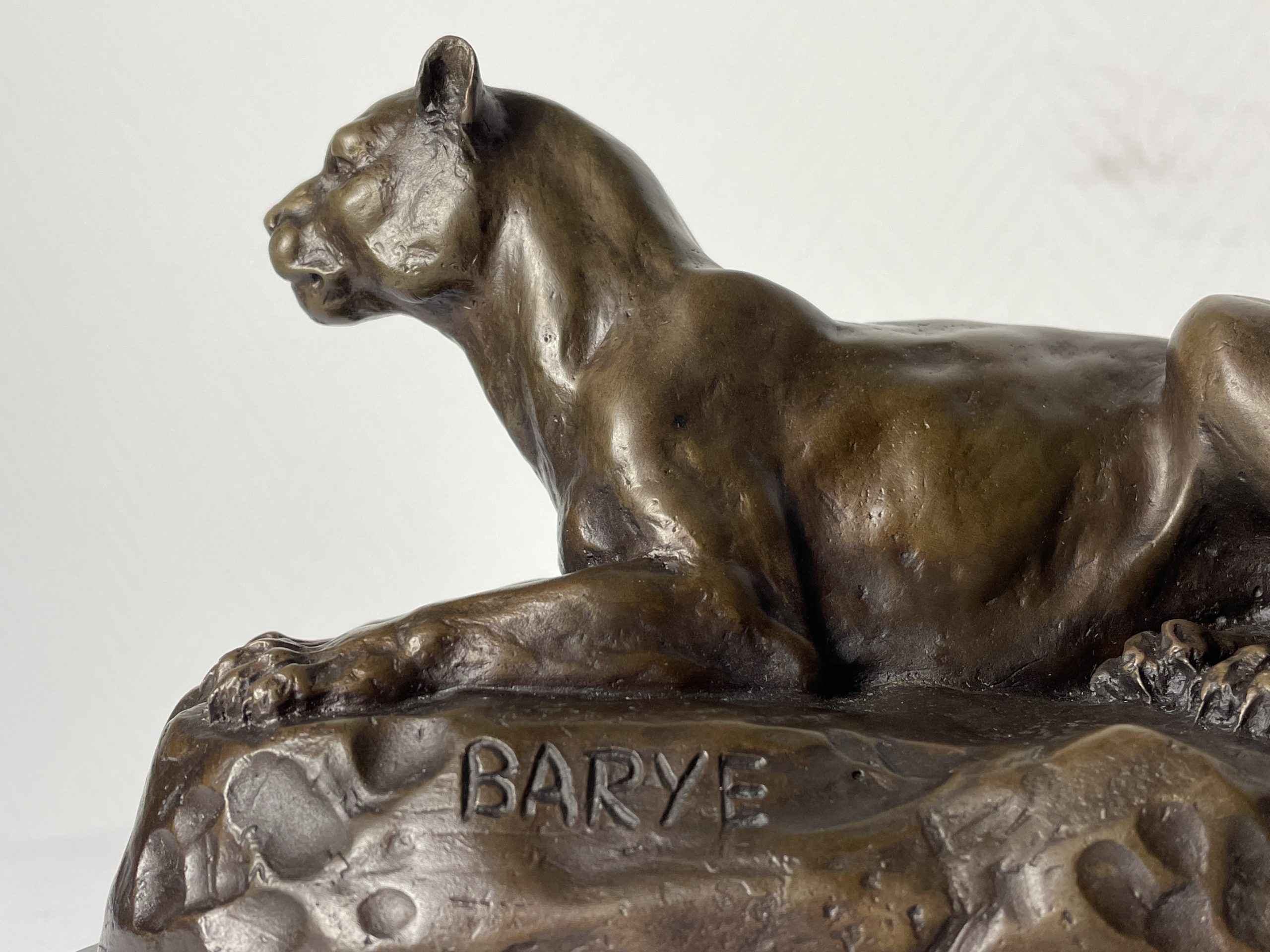 Antoine-louis-barye-lionne-couchée-bronze-animalier-collection-aurore-morisse-affaire-conclue4