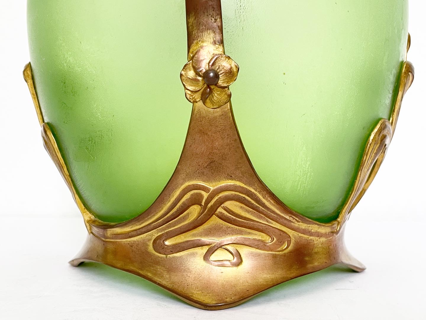 Vase-art-nouveau-autriche-dautzenberg-1900-verre-vert-bronze-aurore-morisse-verrerie-collection-liège-paris-antiquaire-antiquités-affaire-conclue4