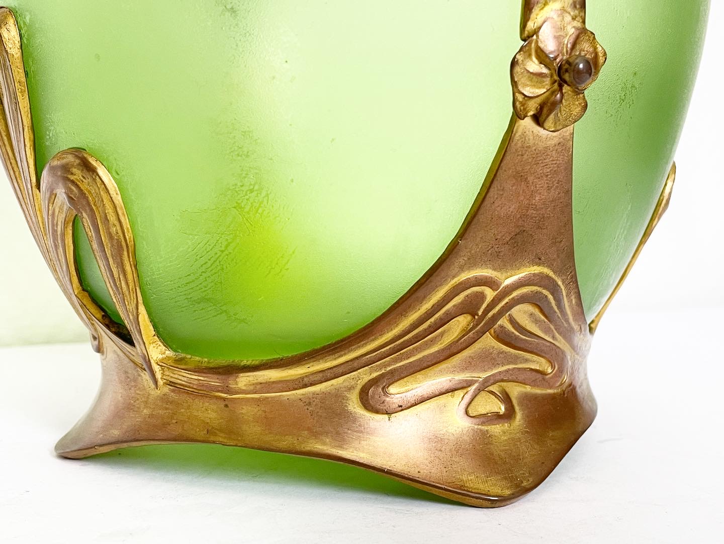 Vase-art-nouveau-autriche-dautzenberg-1900-verre-vert-bronze-aurore-morisse-verrerie-collection-liège-paris-antiquaire-antiquités-affaire-conclue7