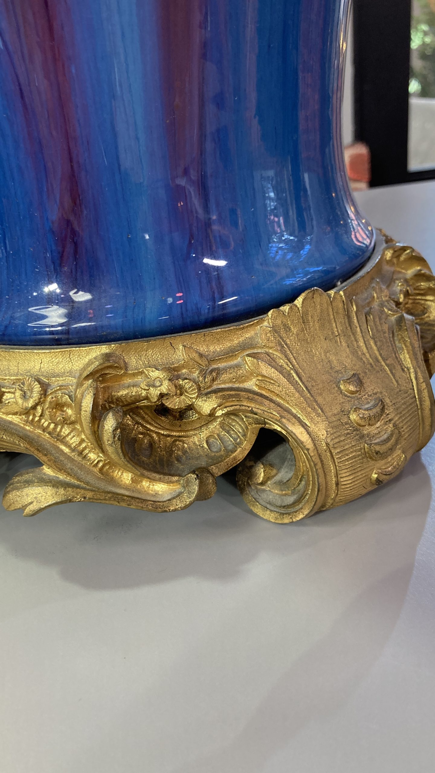 vase-cérémique-bleu-rouge-bronze-eugène-baudin-wolf-louis-XVI-aurore-morisse-antiquaire-décoration-antiquité-objet-ancien-liège-paris-affaire-conclue-marchad-art-antiques8