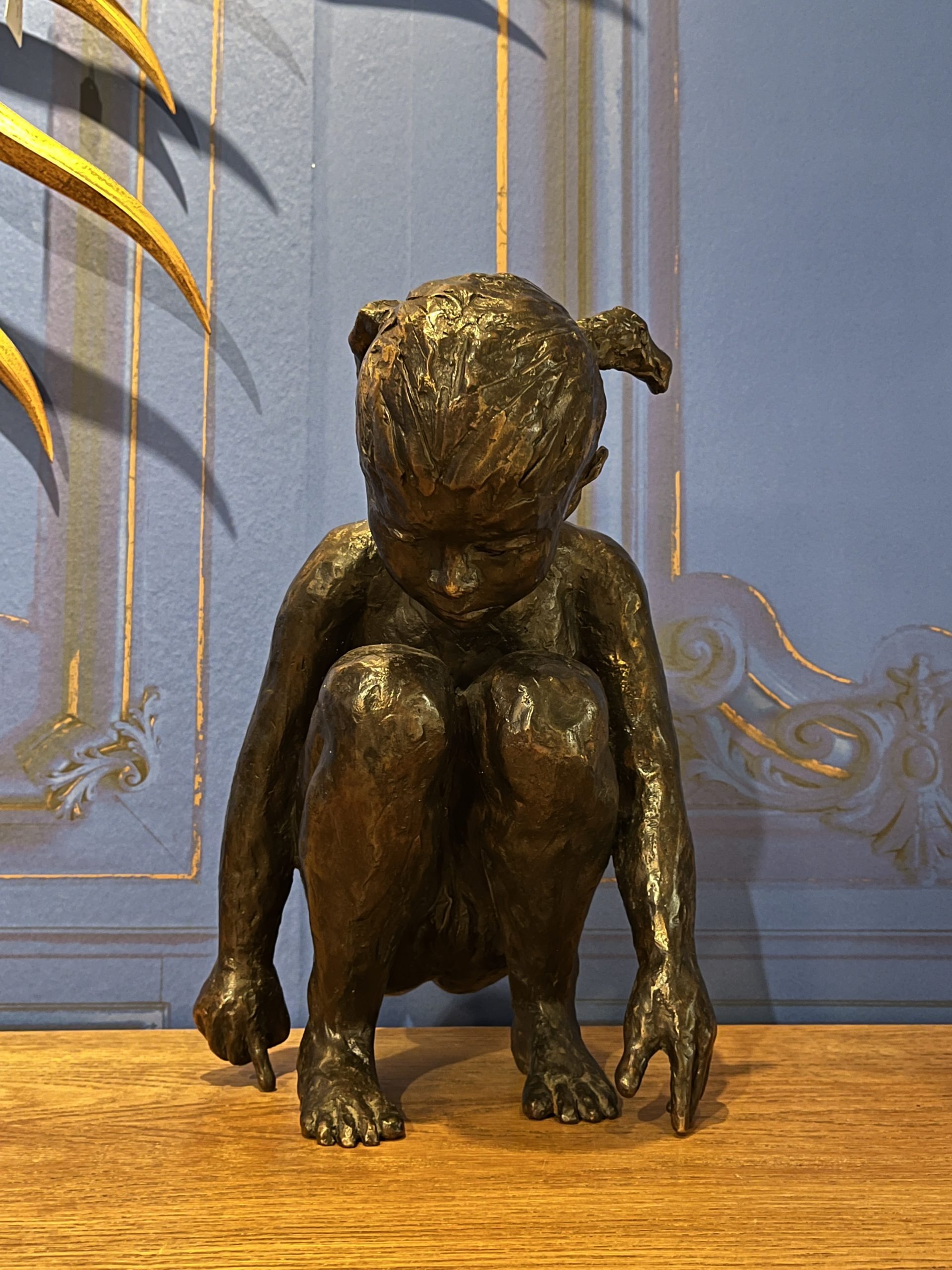 Aurore-morisse-gallery-bronze-xxe-petite-fille-accroupie-sculpture-affaire-conclue-liege-paris-