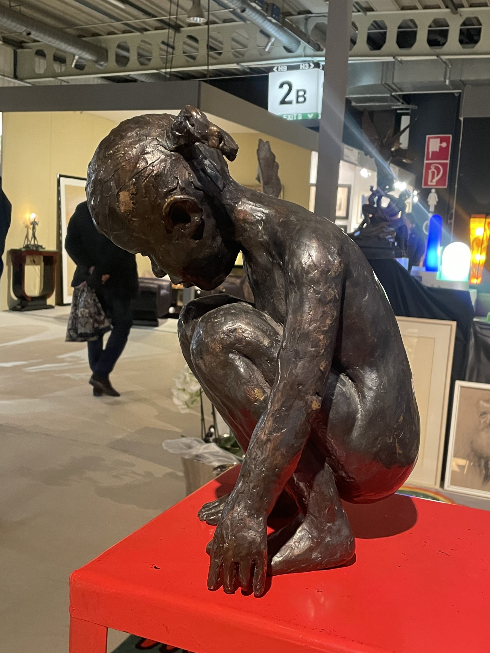 Aurore-morisse-gallery-bronze-xxe-petite-fille-accroupie-sculpture-affaire-conclue-liege-paris-6