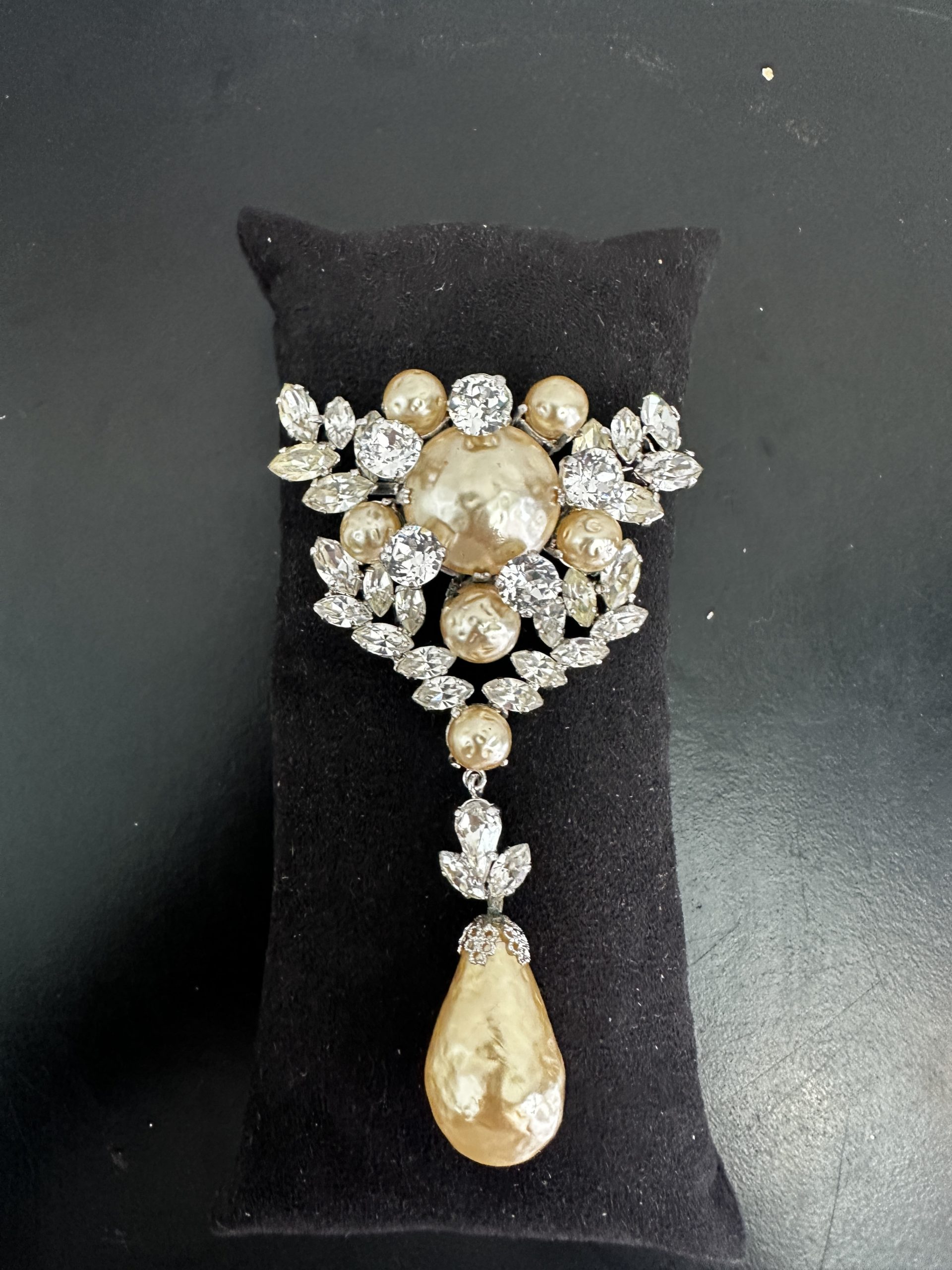 aurore-Morisse-affaire-conclue-Antiquaire-décoration-liège-broche-diamant-Christian-dior-vintage-Roger-ScemamaIMG_5529