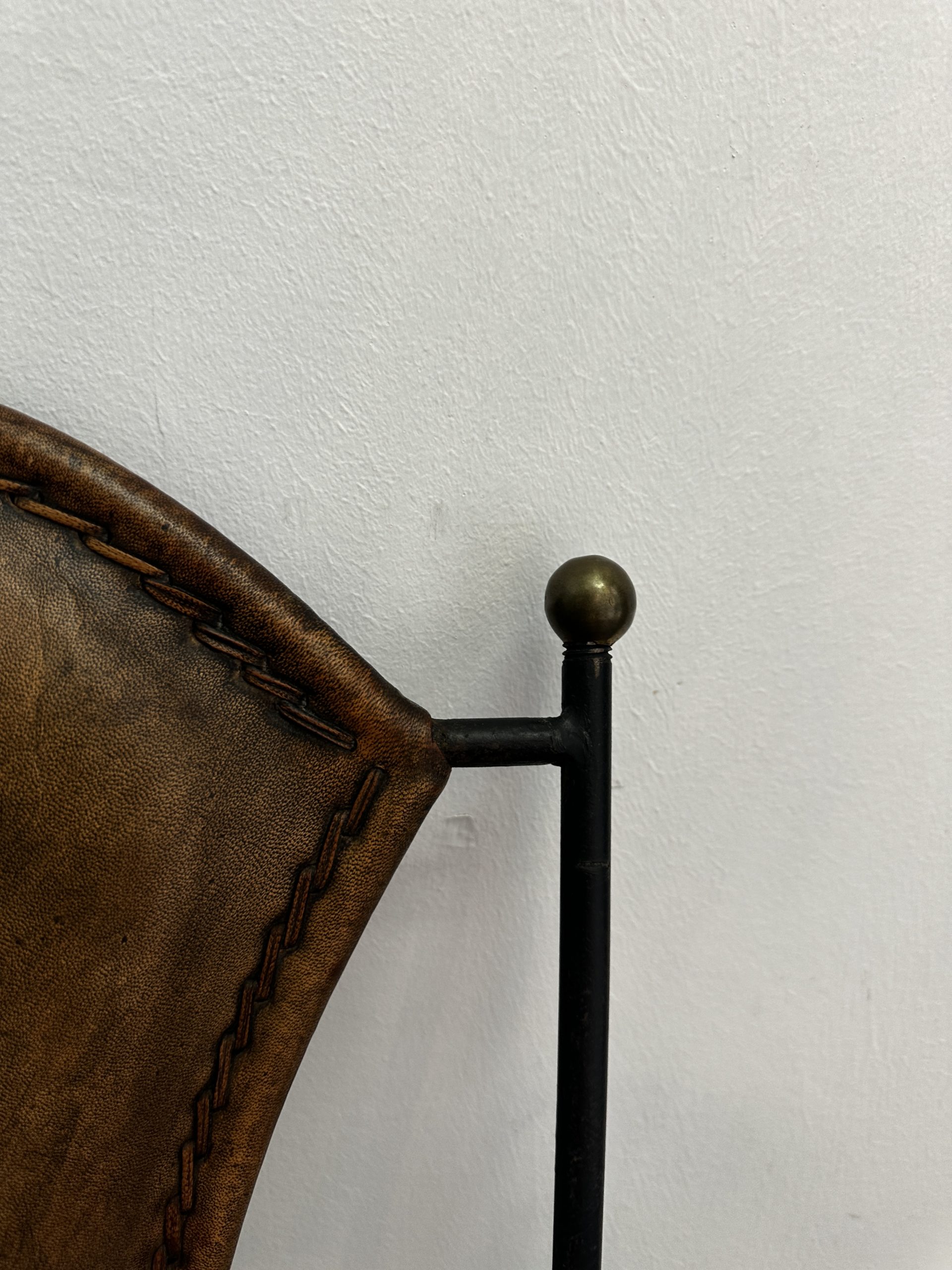 aurore-Morisse-affaire-conclue-Antiquaire-décoration-liège-vintage-fauteuils-chaises-Jacques-Adnet-1950-IMG_8859