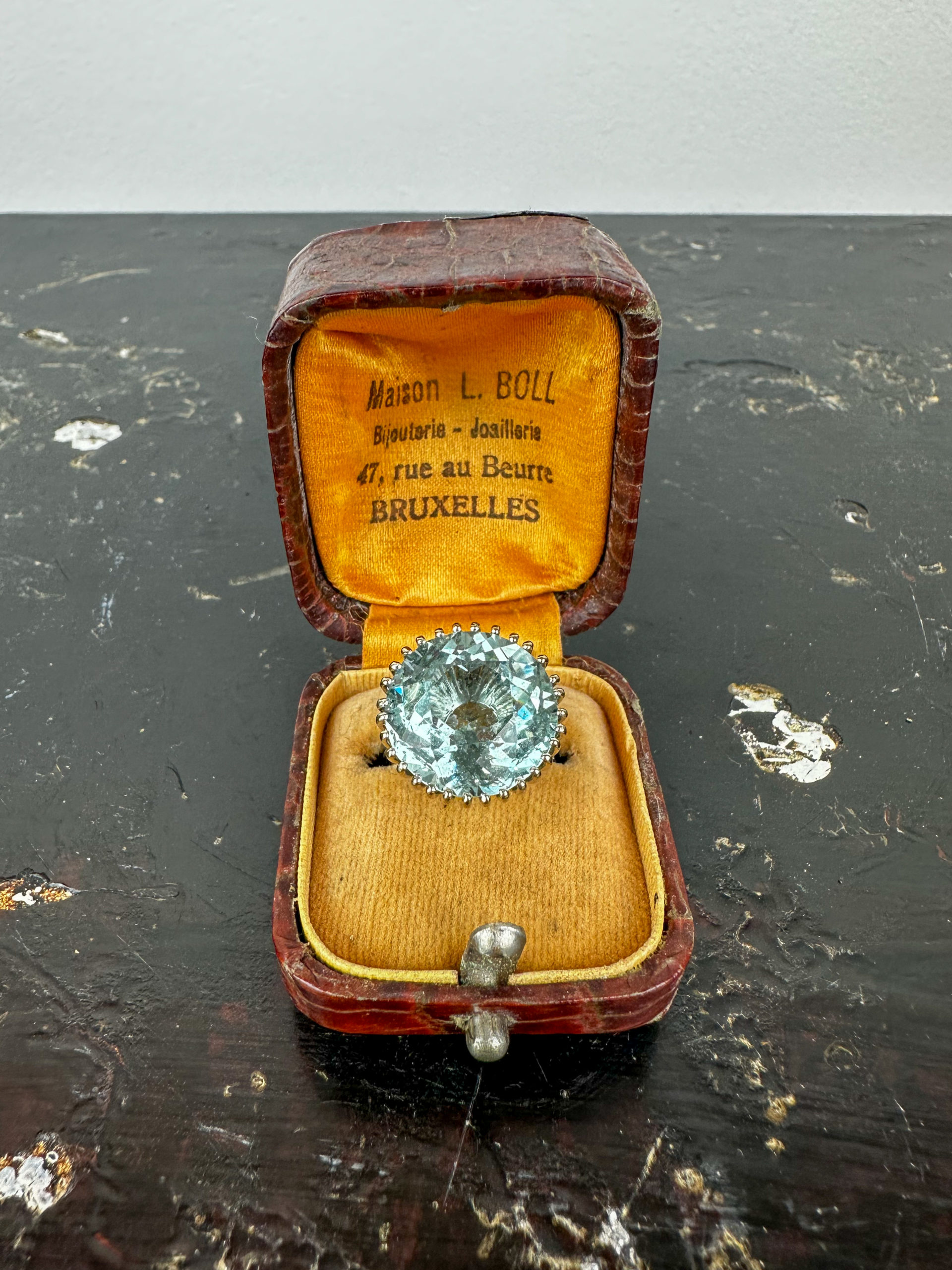 IMG_6865aurore-morisse-affaire-conclue-bijoux-bague-en-or-ancien-aiguemarine-or-blanc-vintage-rétro-collectionneur-aiguemarine-investissement