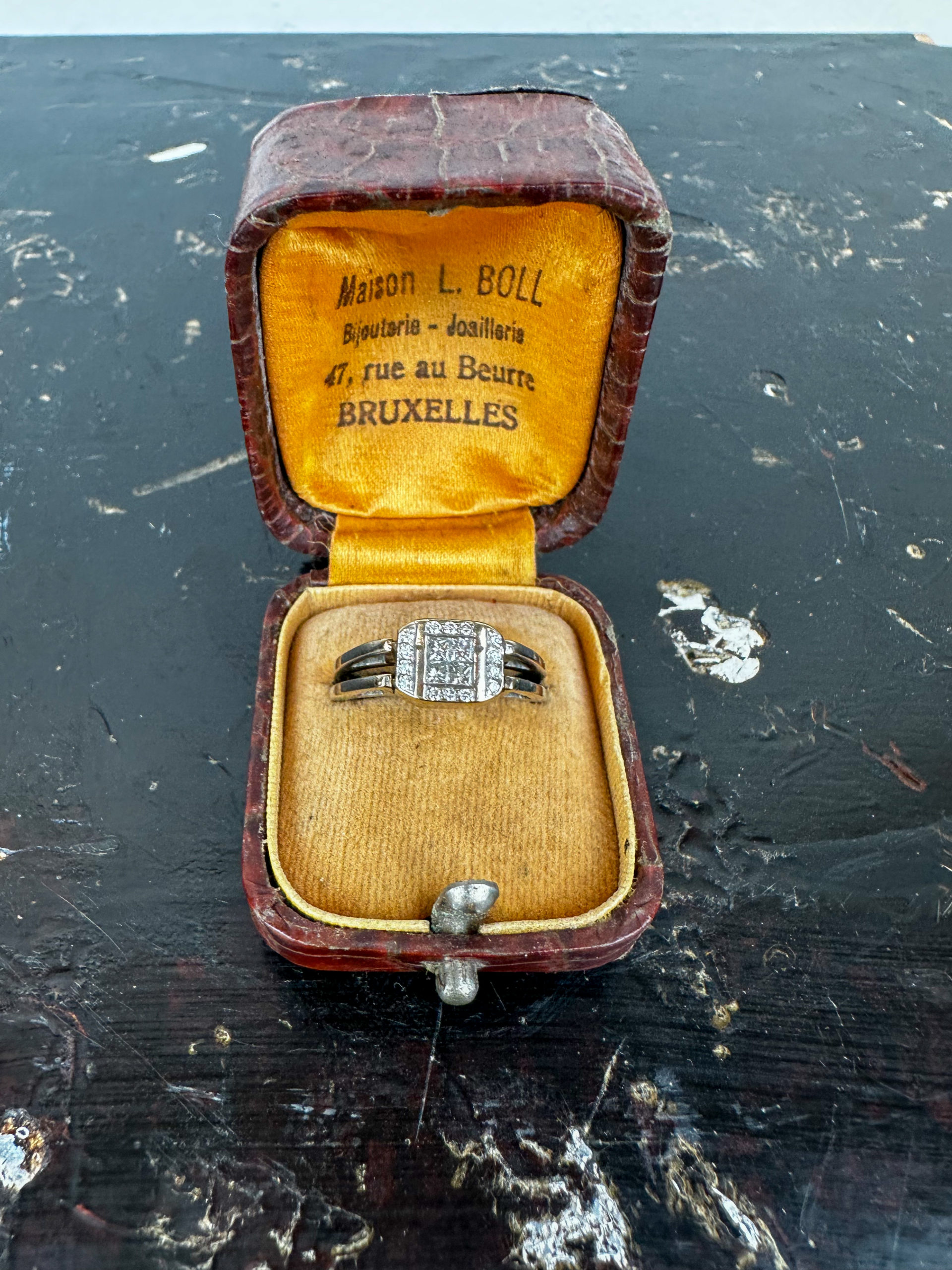 IMG_6870aurore-morisse-affaire-conclue-bijoux-bague-en-or-ancien-diamants-retroussable-mécanique-or-blanc-vintage-rétro-collectionneur-investissement