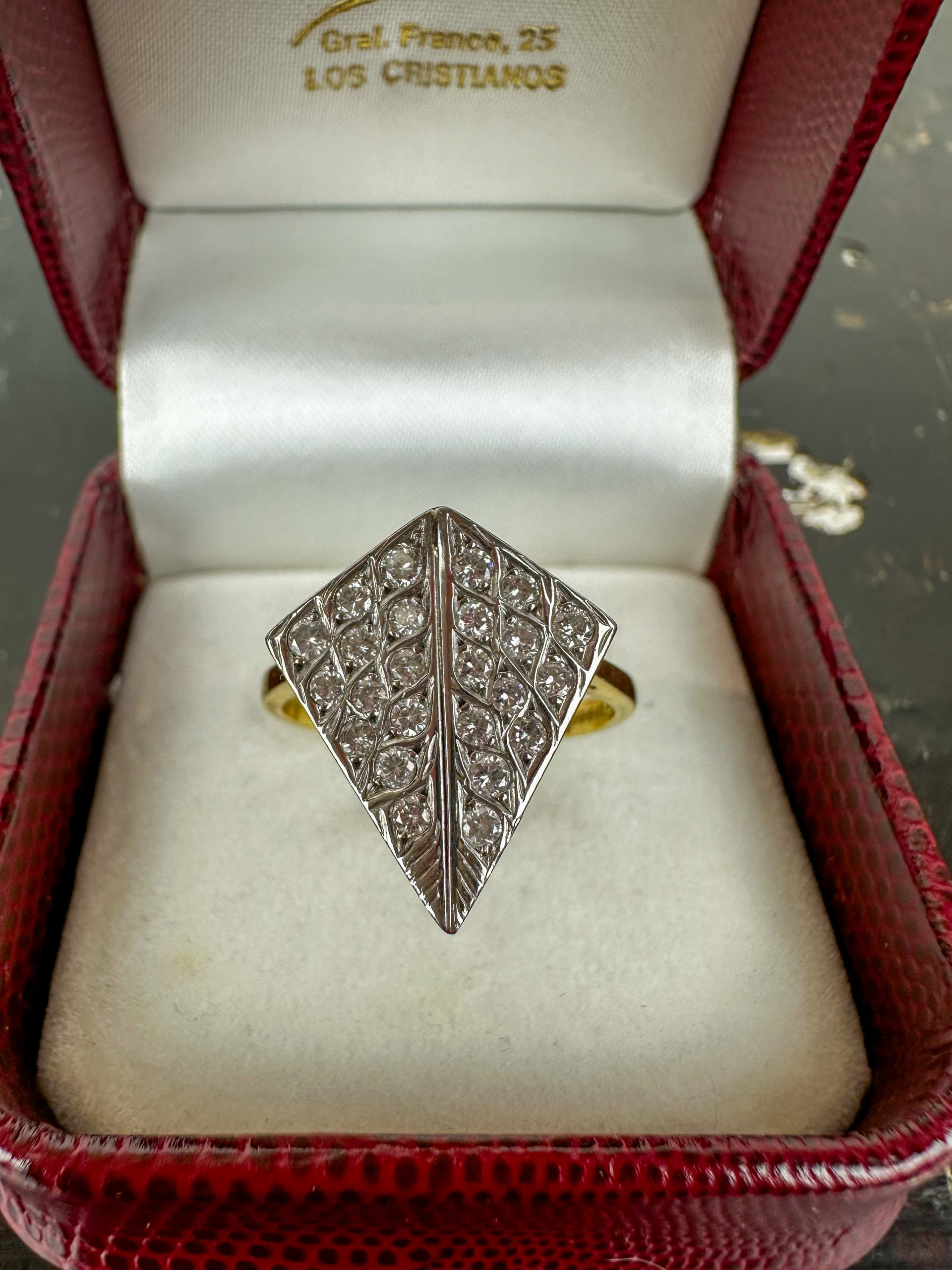 IMG_6878aurore-morisse-affaire-conclue-bijoux-bague-en-or-ancien-diamants-triangulaire-création-unique-vintage-rétro-or-ancien-investissement-collectionneur