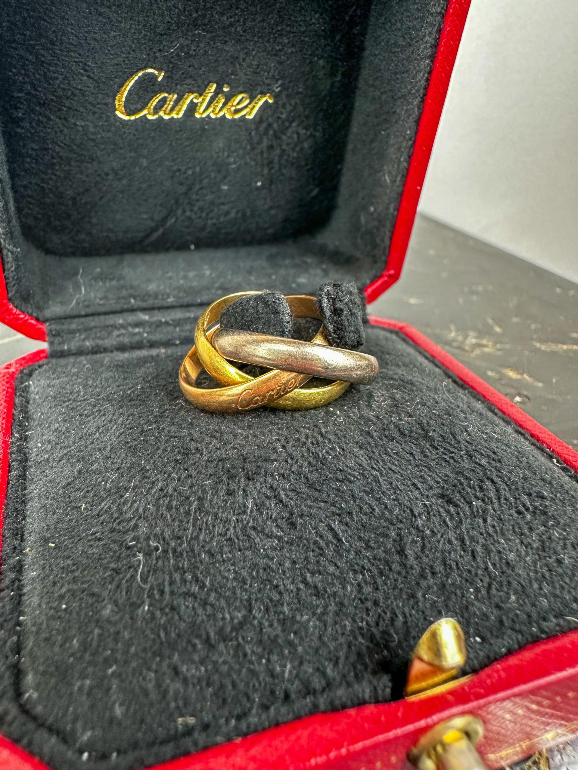 IMG_6897aurore-morisse-affaire-conclue-bijoux-bague-en-or-cartier-trinity-or-gris-or-jaune-or-rose-collectionneur-occasion-bijouterie-français-collection