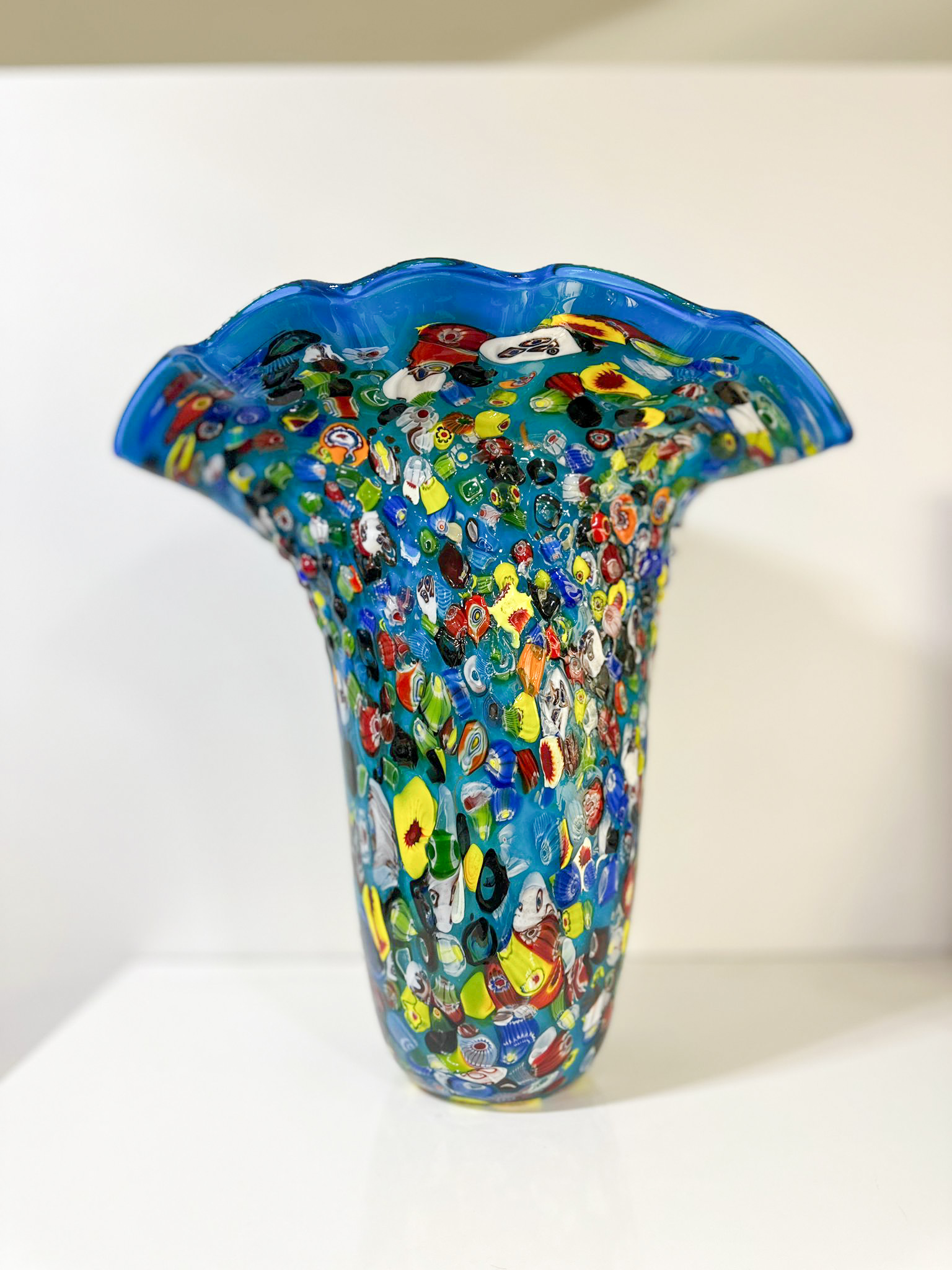 1392449d-af60-43aa-856f-474e786bb222aurore-morisse-affaire-conclue-verrerie-vase-murano-millefiori-décoration-moderne-fleurs-collectionneur-design