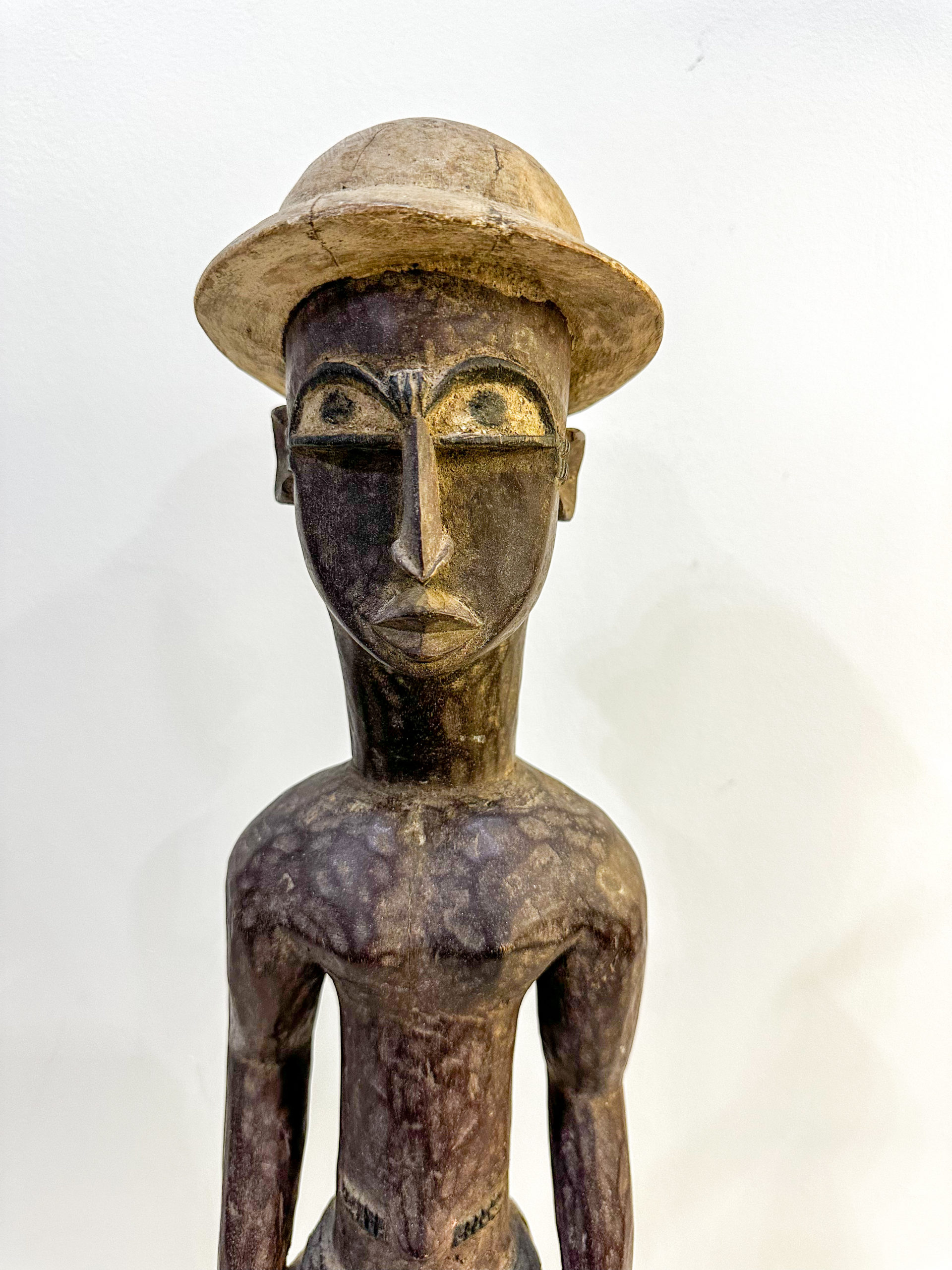 IMG_8449aurore-morisse-affaire-conclue-sculpture-bois-afrique-art-africain-20e-siècle-moderne-homme-collectionneur-décoration