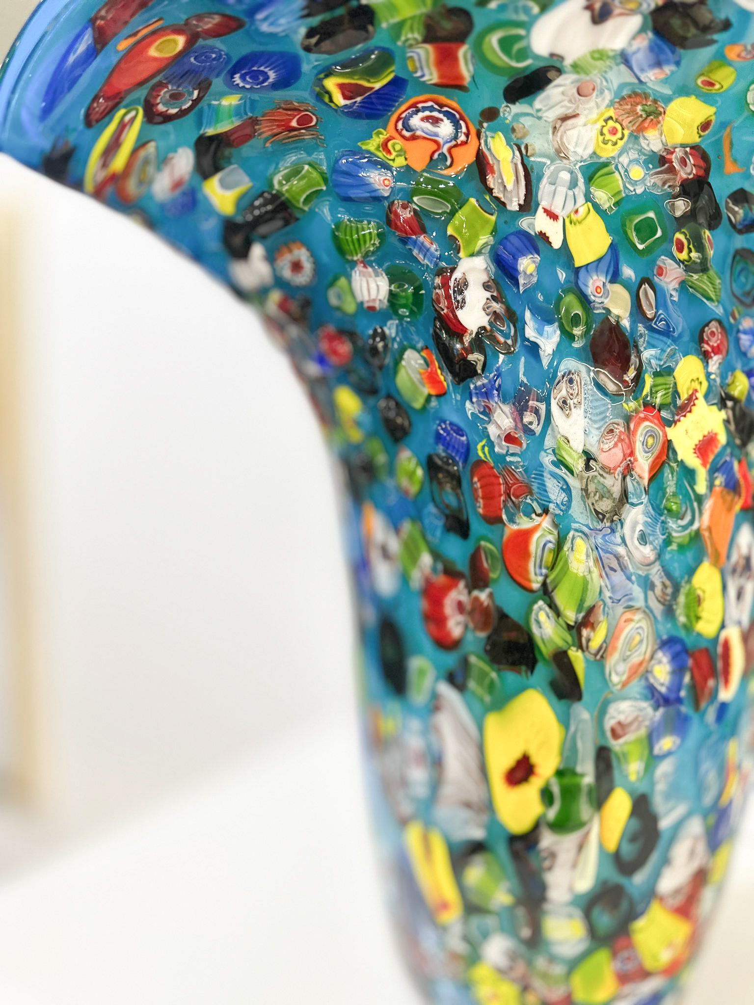 dfe9b3c0-da17-4e16-9df4-f30cd51a7f5aaurore-morisse-affaire-conclue-verrerie-vase-murano-millefiori-décoration-moderne-fleurs-collectionneur-design