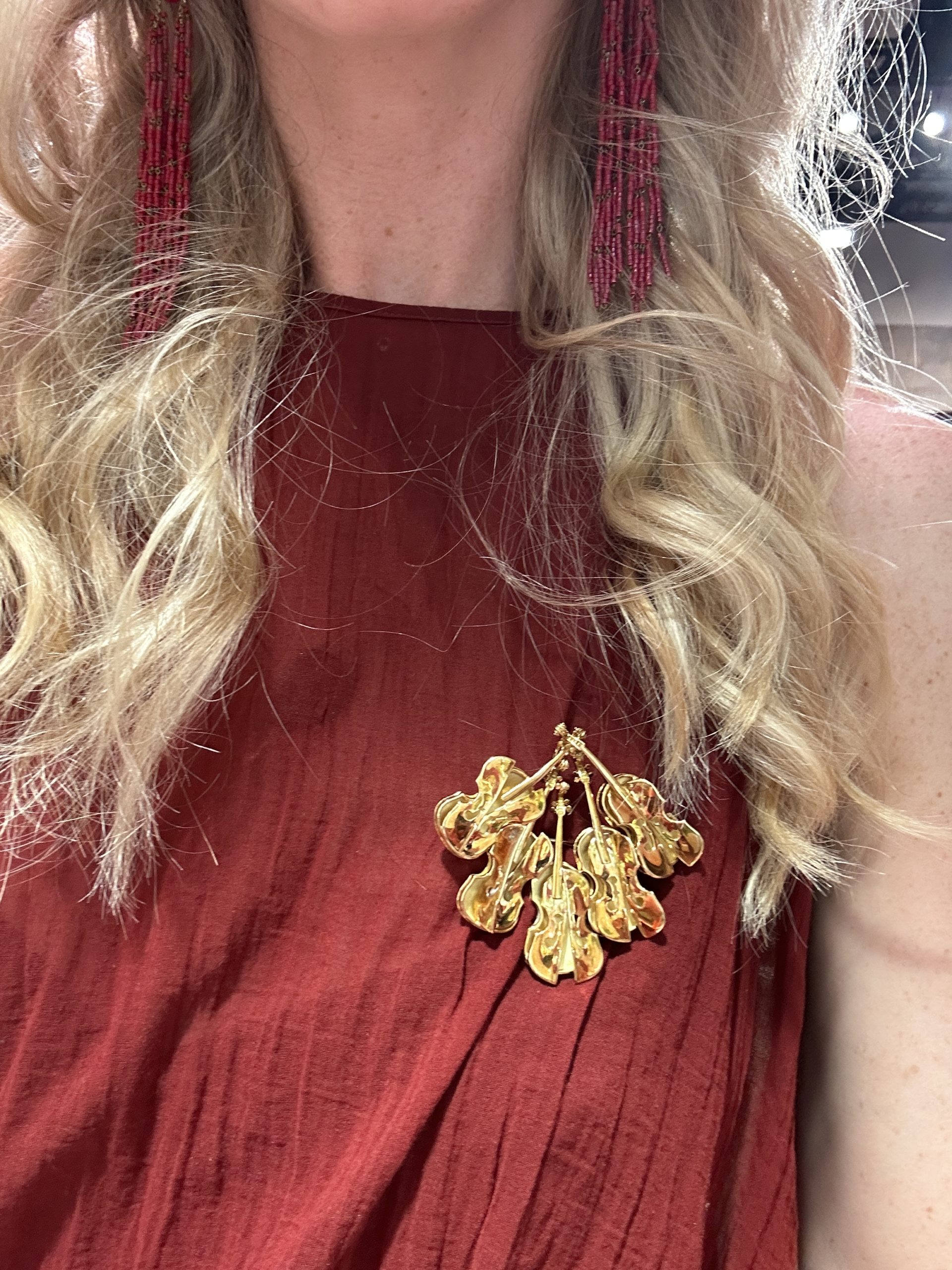 Aurore-morisse-expertise-bijoux-broche-or-jaune-arman-designer-bijoux-ancien