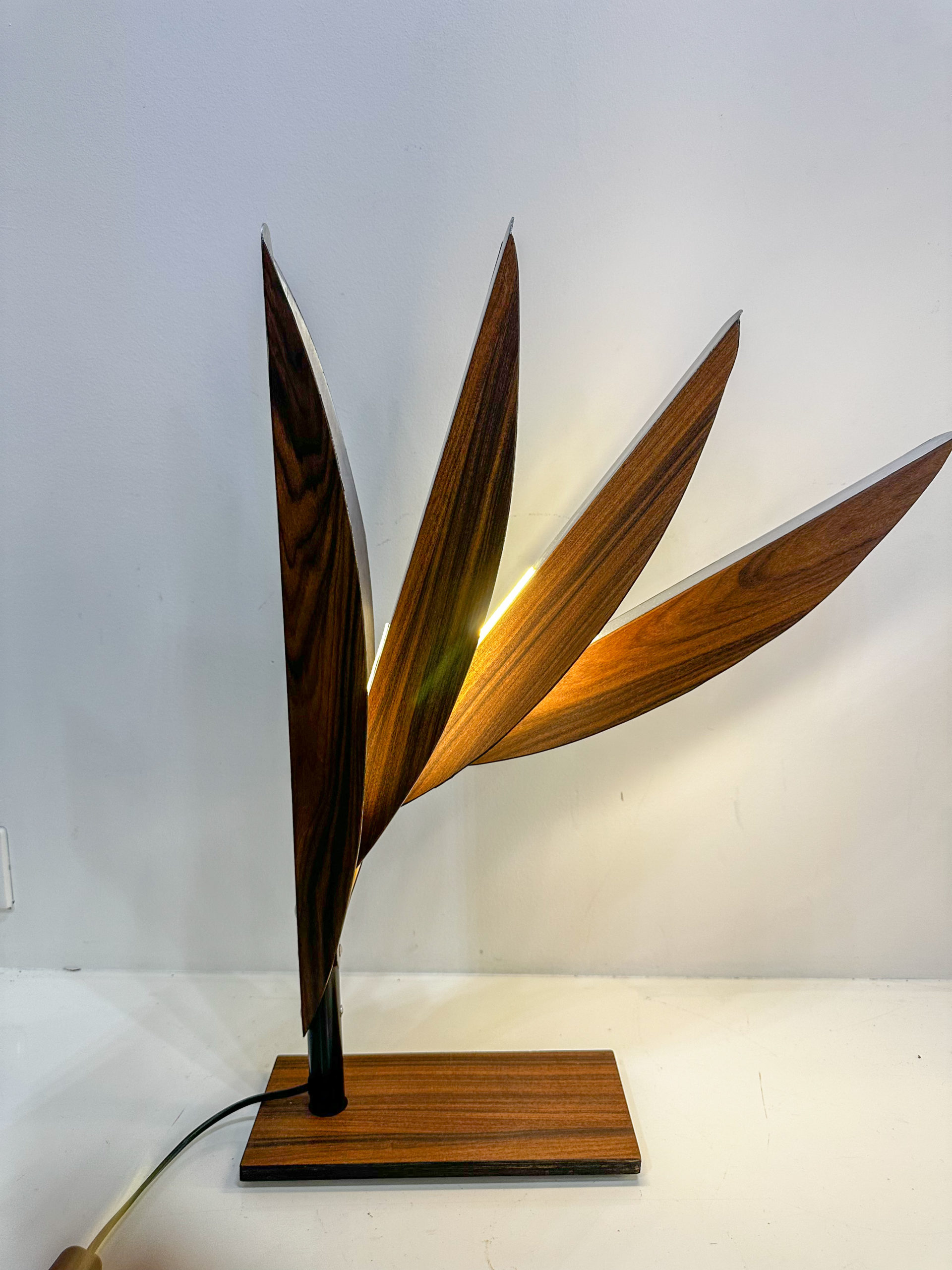 IMG_9360aurore morisse affaire conclue lampe création unique table luminaire palissandre led fleur de paradis décoration belgique moderne design