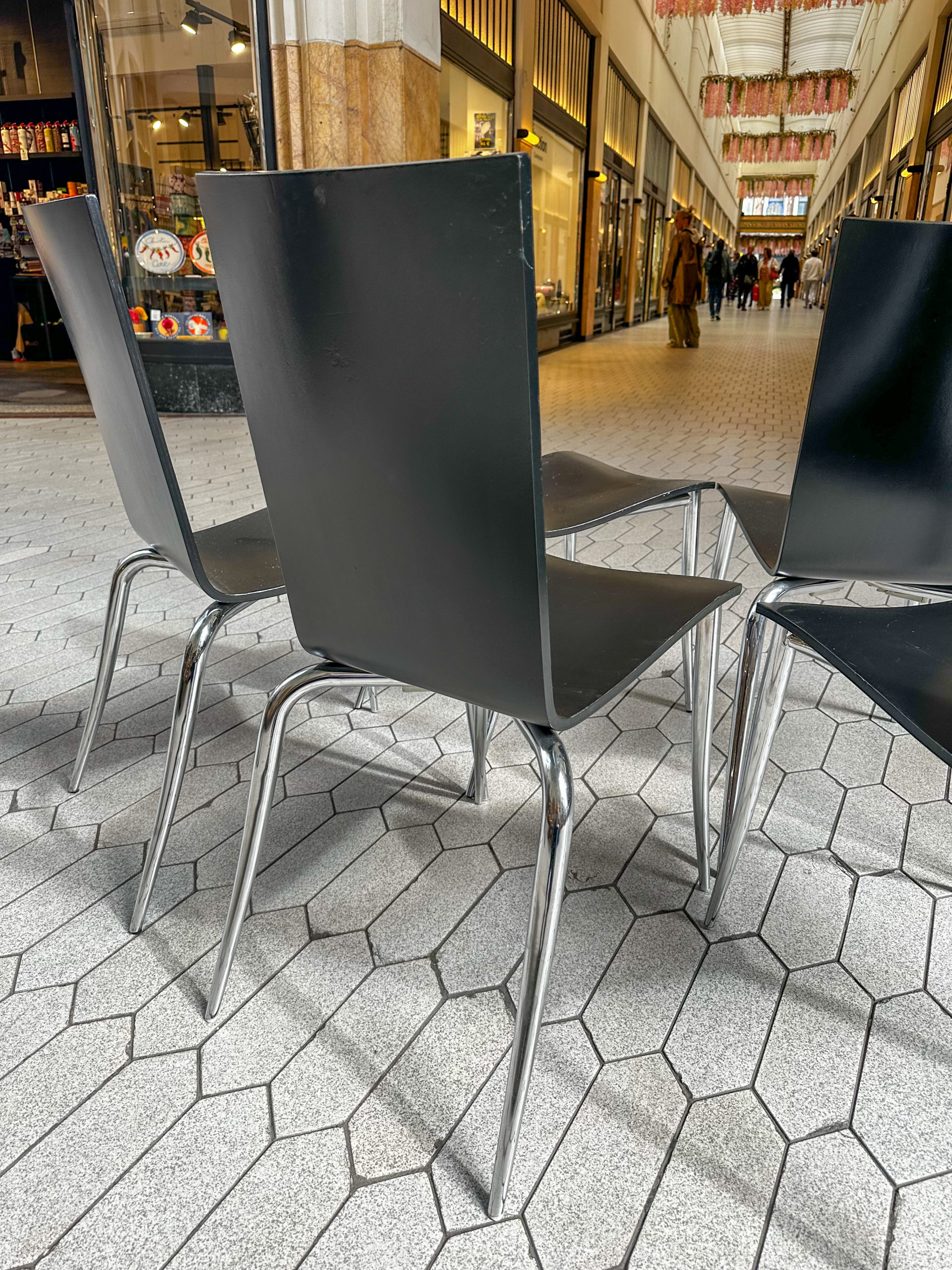 IMG_9915aurore morisse affaire conclue mobilier chaises philipe stark design français salle à manger tango alexi décoration intérieur ameublement