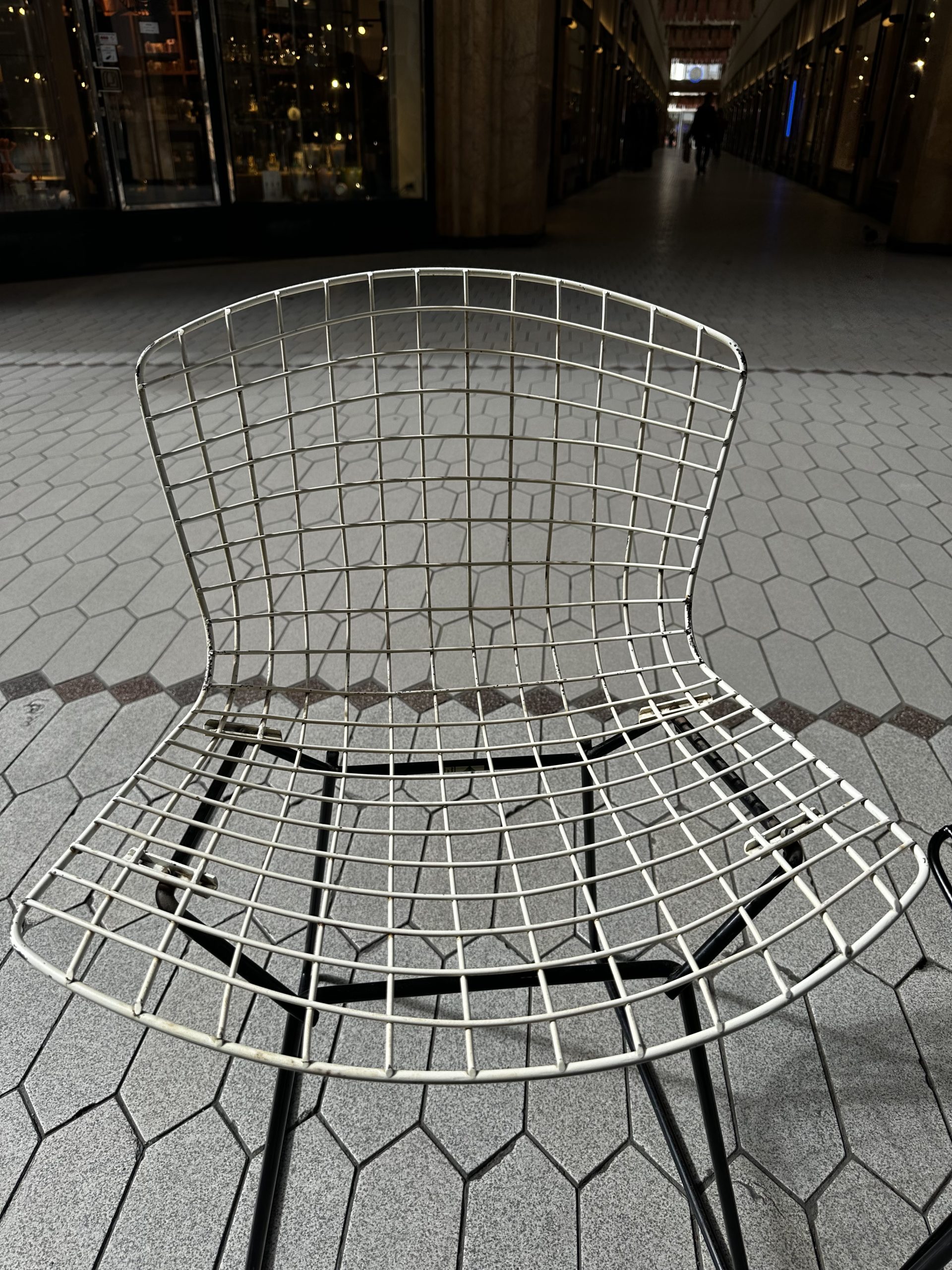 IMG_9919aurore morisse affaire conclue mobilier chaises knoll grillage bertoia blanc noir décoration intérieure ameublement