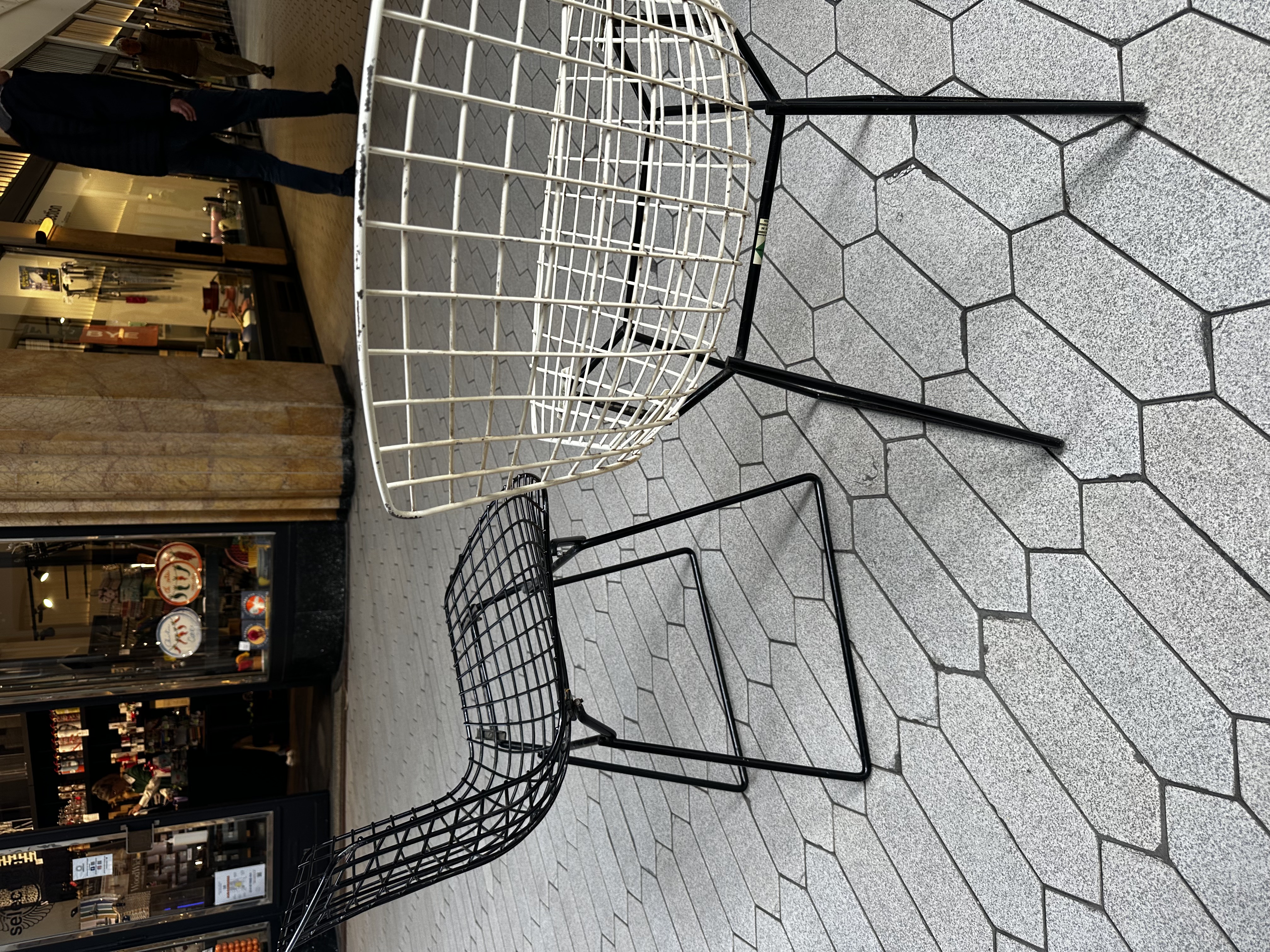 IMG_9921aurore morisse affaire conclue mobilier chaises knoll grillage bertoia blanc noir décoration intérieure ameublement