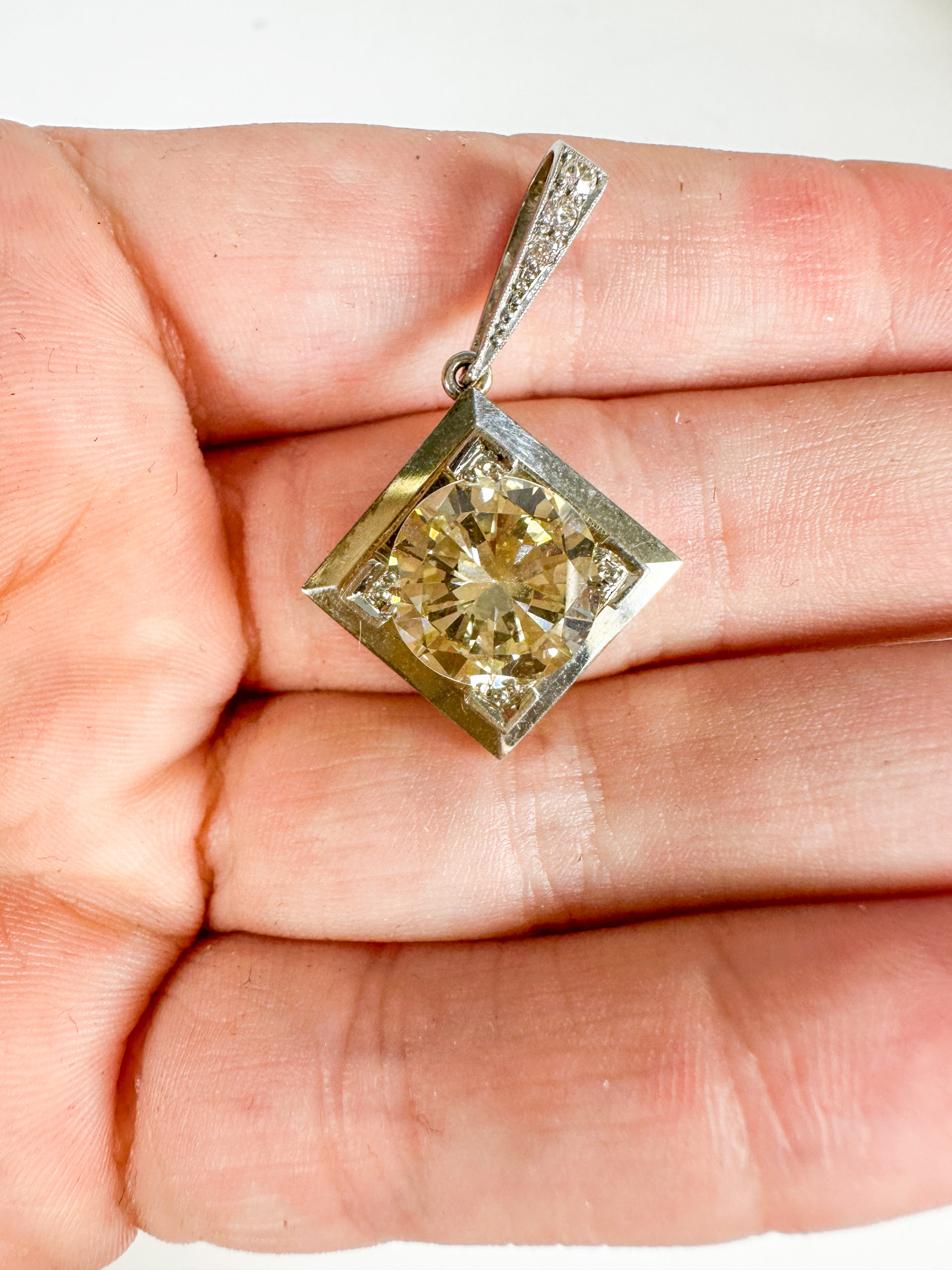 IMG_0015aurore morisse affaire conclue bijoux pendentif diamants blancs jaune seconde main vintage collection mariage fiançailles