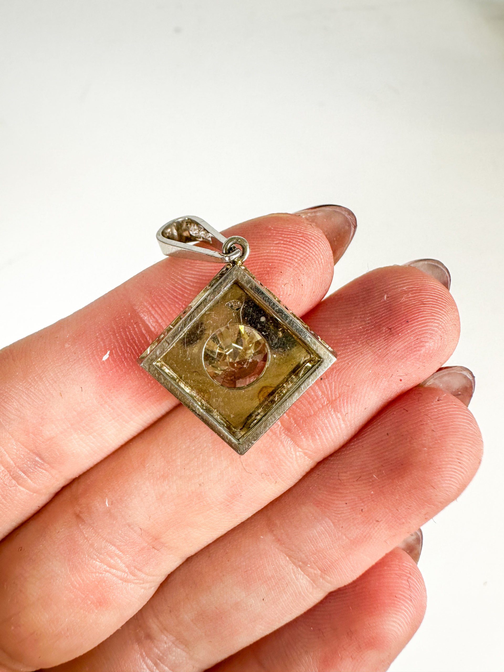 IMG_0016aurore morisse affaire conclue bijoux pendentif diamants blancs jaune seconde main vintage collection mariage fiançailles