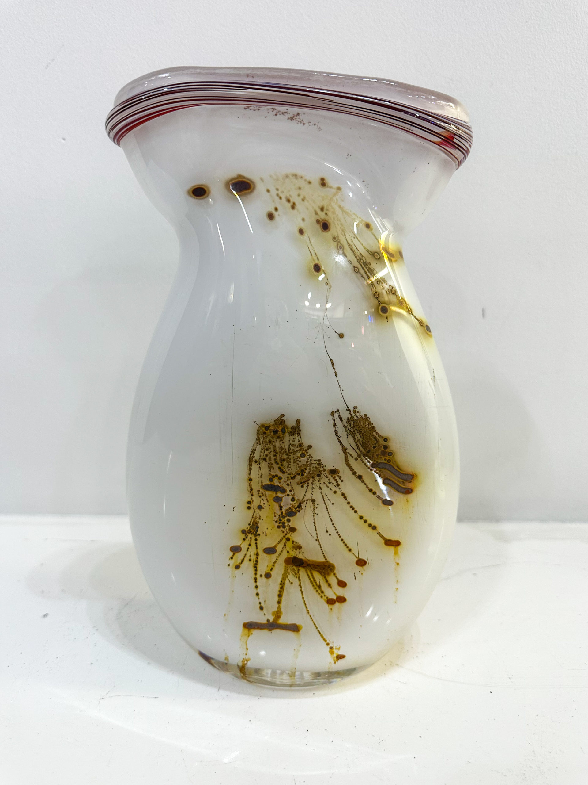 IMG_0347aurore morisse affaire conclue louis leloup verrerie vase blanc overlay décoration val saint lambert liège belgique 20e siècle décoration collectionneur occasion