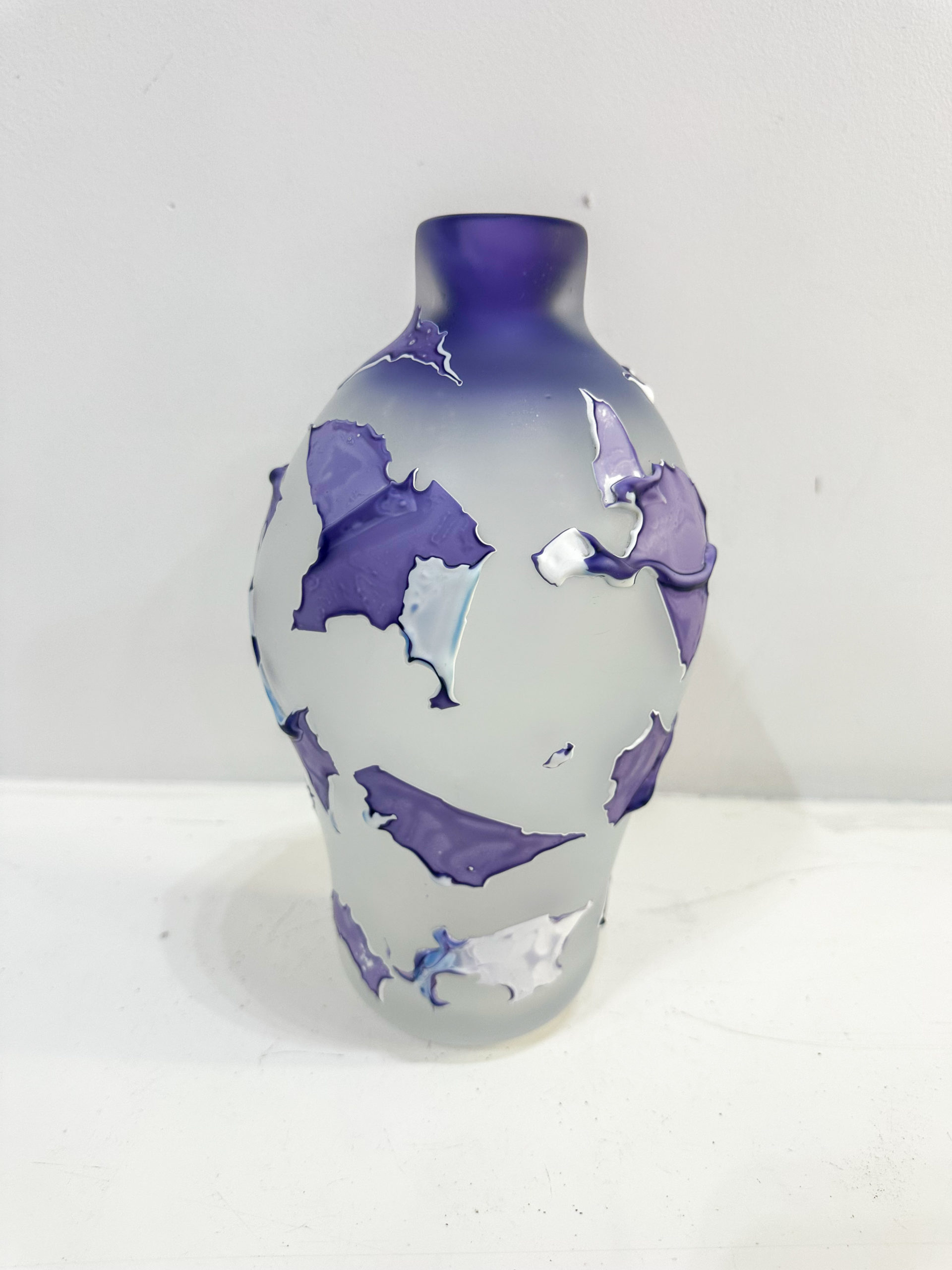 IMG_0358aurore morisse affaire conclue louis leloup verrerie vase mauve décoration val saint lambert liège belgique 20e siècle décoration collectionneur occasion