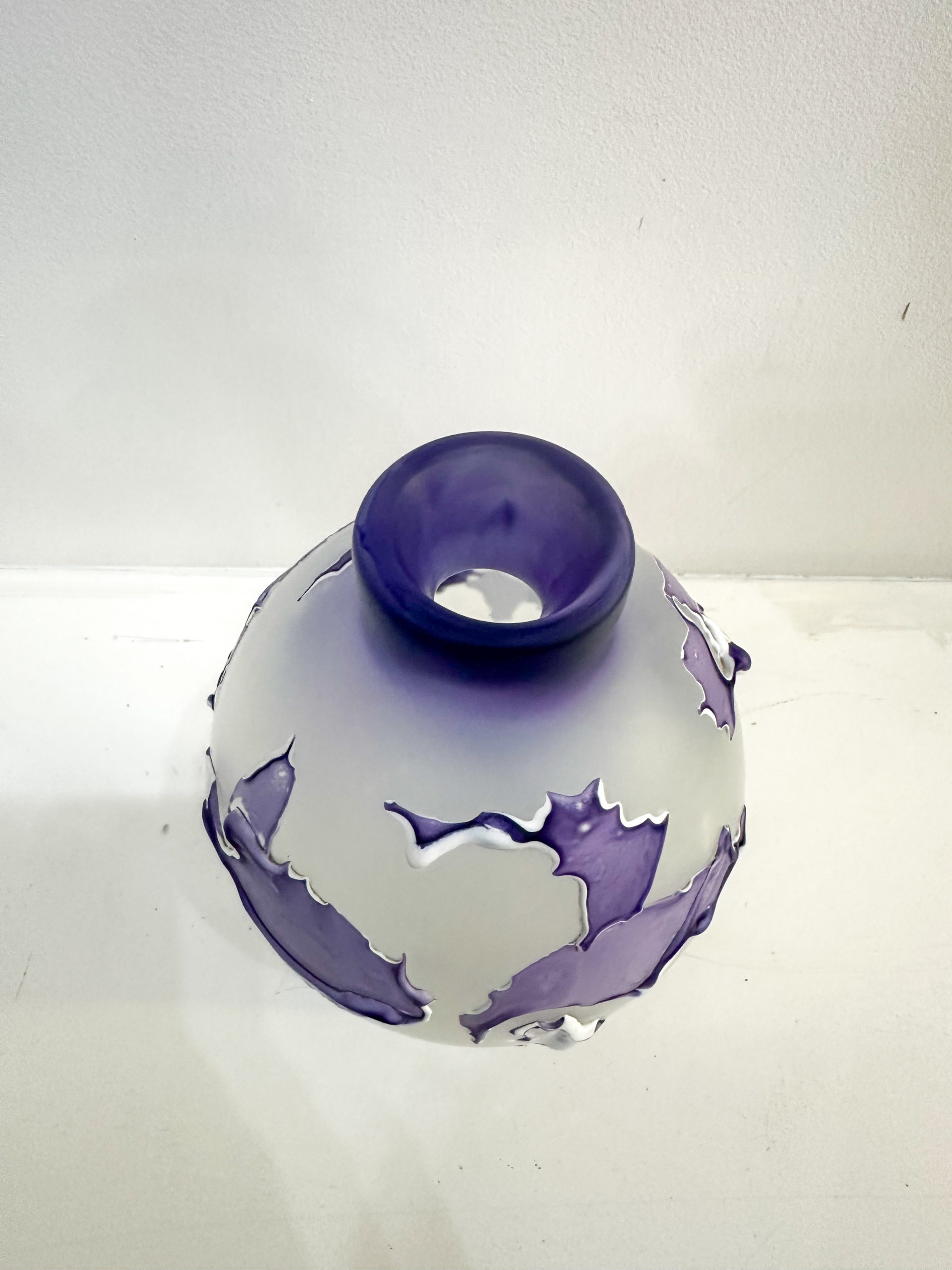 IMG_0360aurore morisse affaire conclue louis leloup verrerie vase mauve décoration val saint lambert liège belgique 20e siècle décoration collectionneur occasion