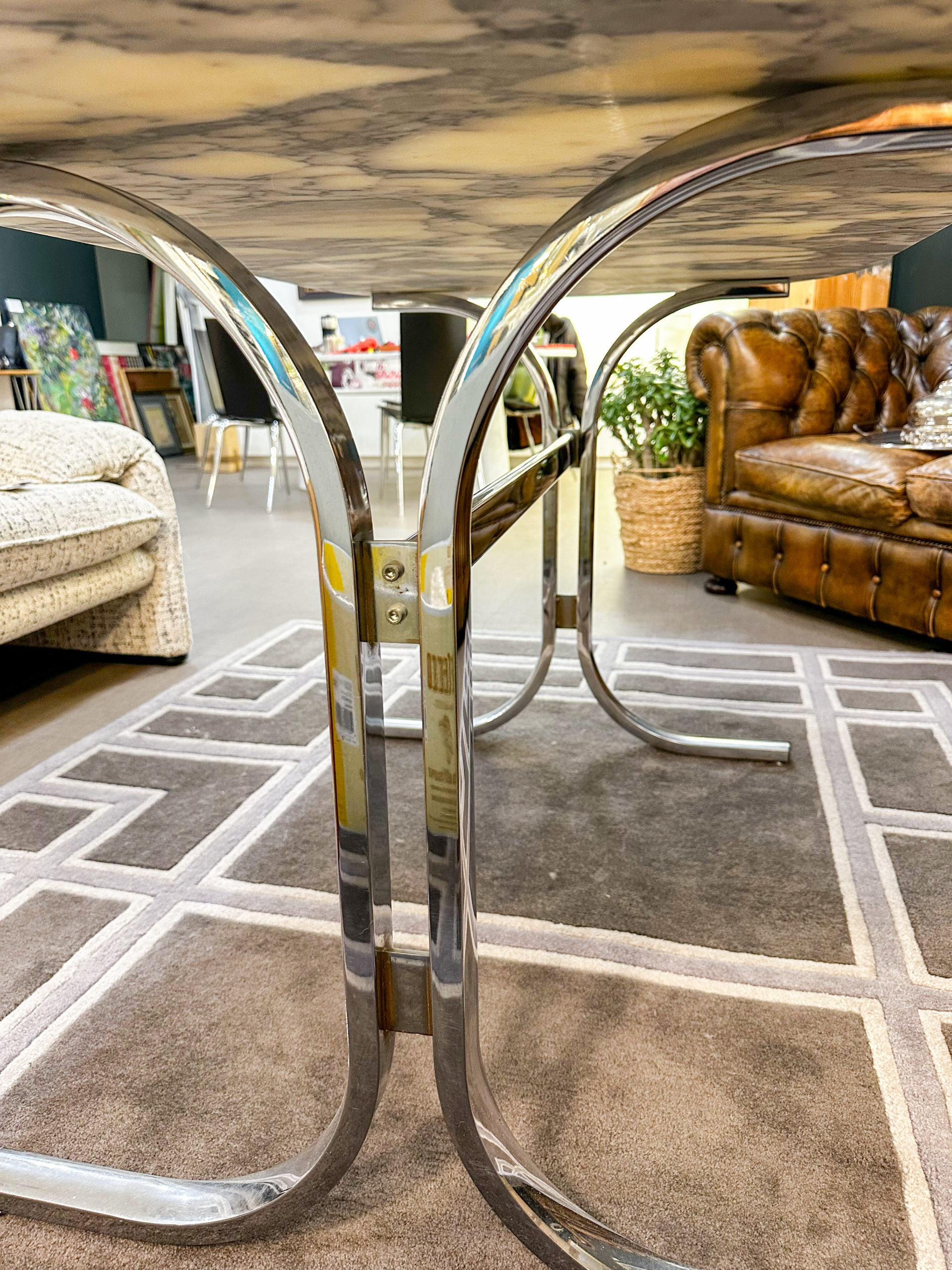 IMG_0686aurore morisse affaire conclue mobilier table marbre chrome design années 70 20e siècle ameublement décoration intérieure