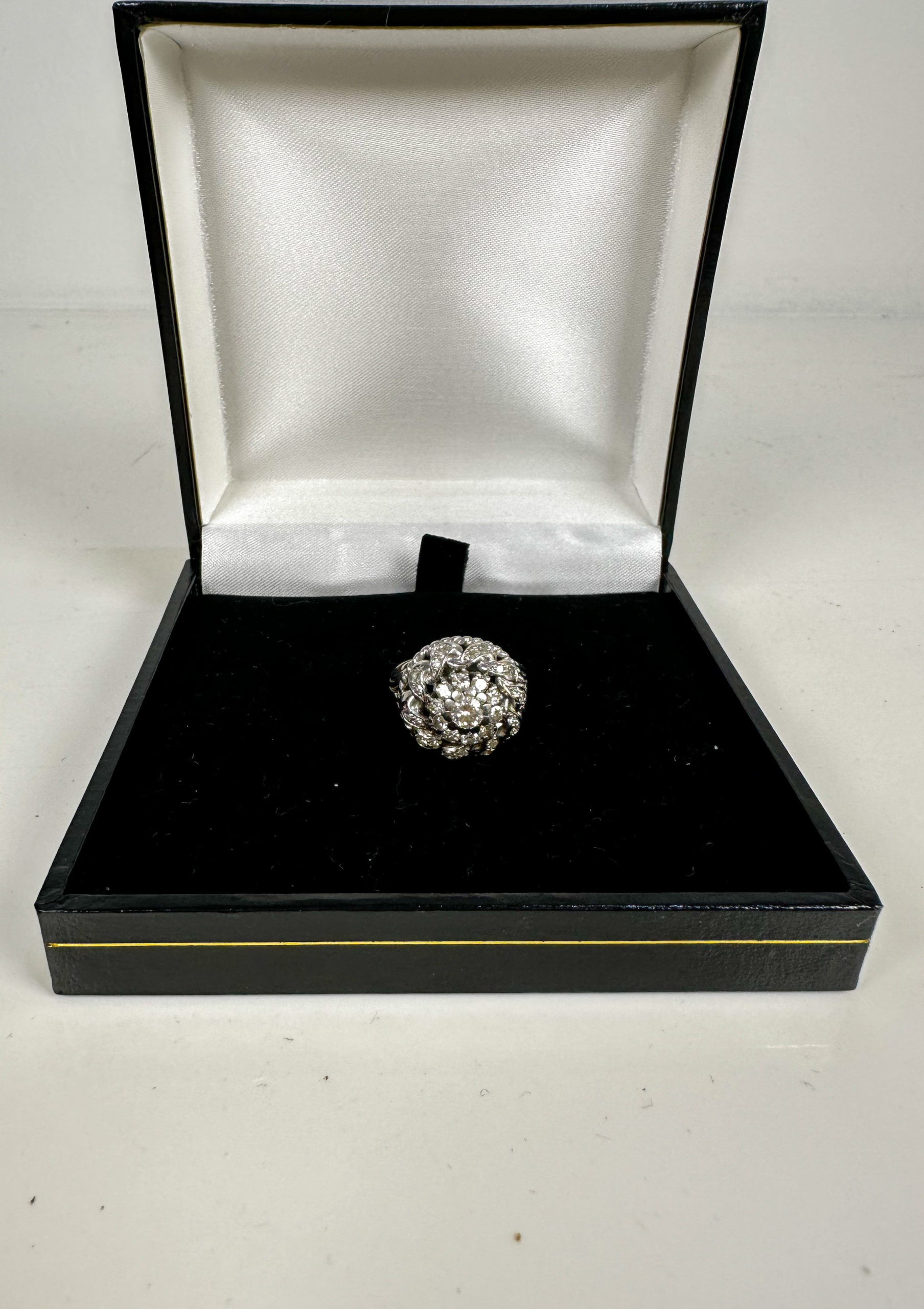 Bijoux• Bague en or blanc et diamants