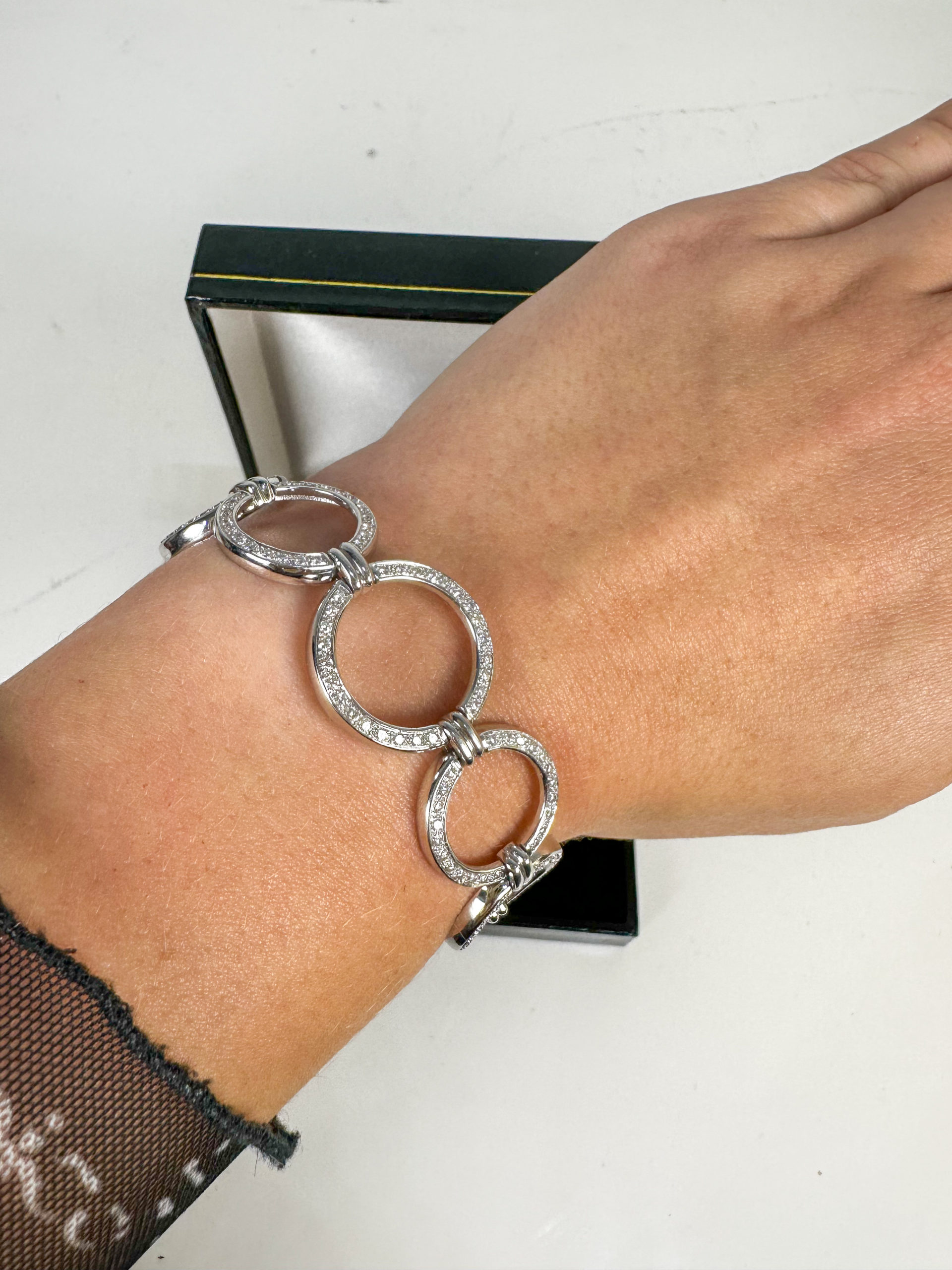 IMG_9971aurore morisse affaire conclue bijoux bracelet rond diamant or blanc femme seconde main vintage occassion collectionneur