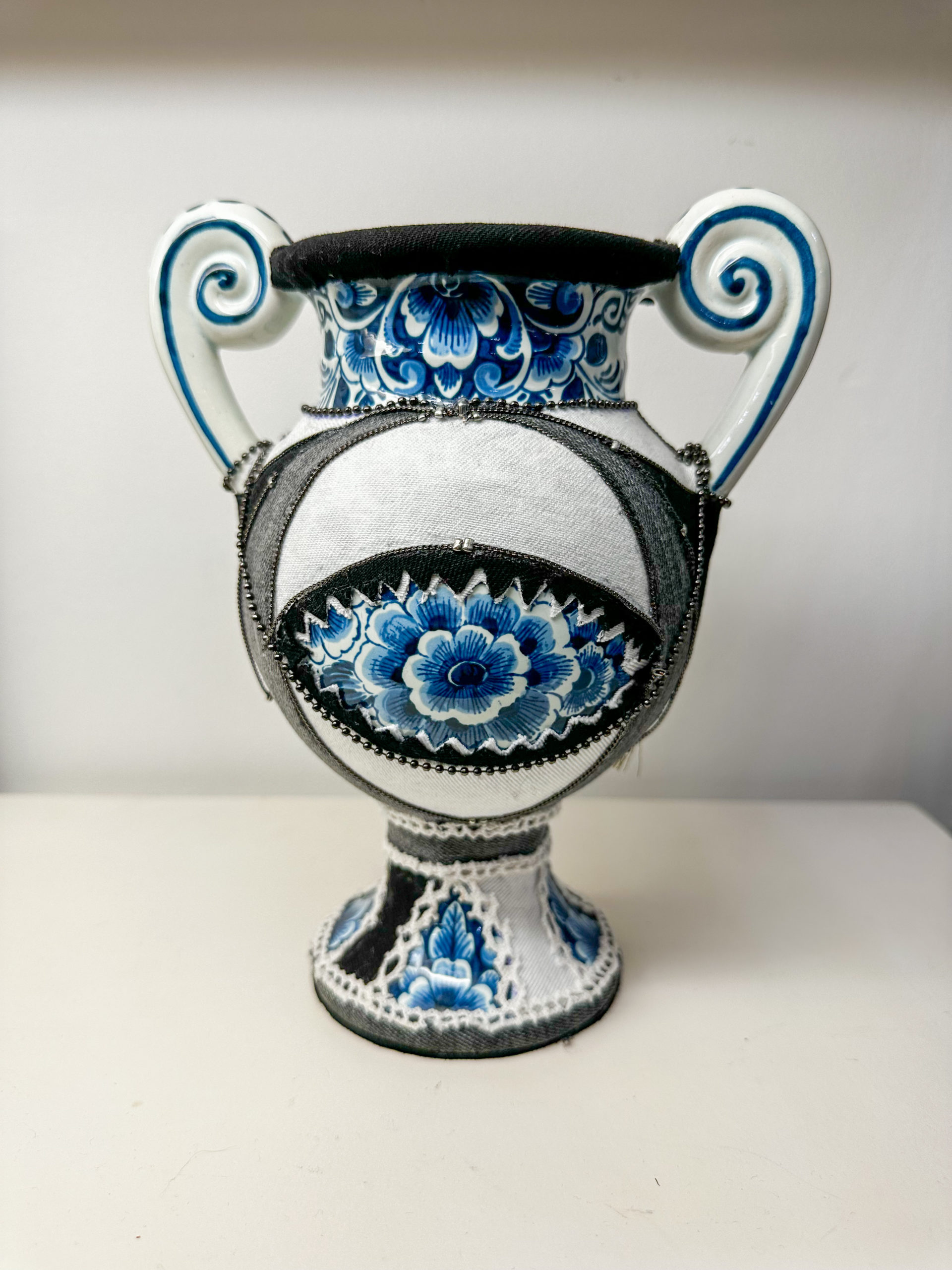 IMG_0798aurore morisse affaire conclue mobilier vase tissus création unique pythie the fool delphine fontaine shirka contemporain artiste belge femme décoration créatif