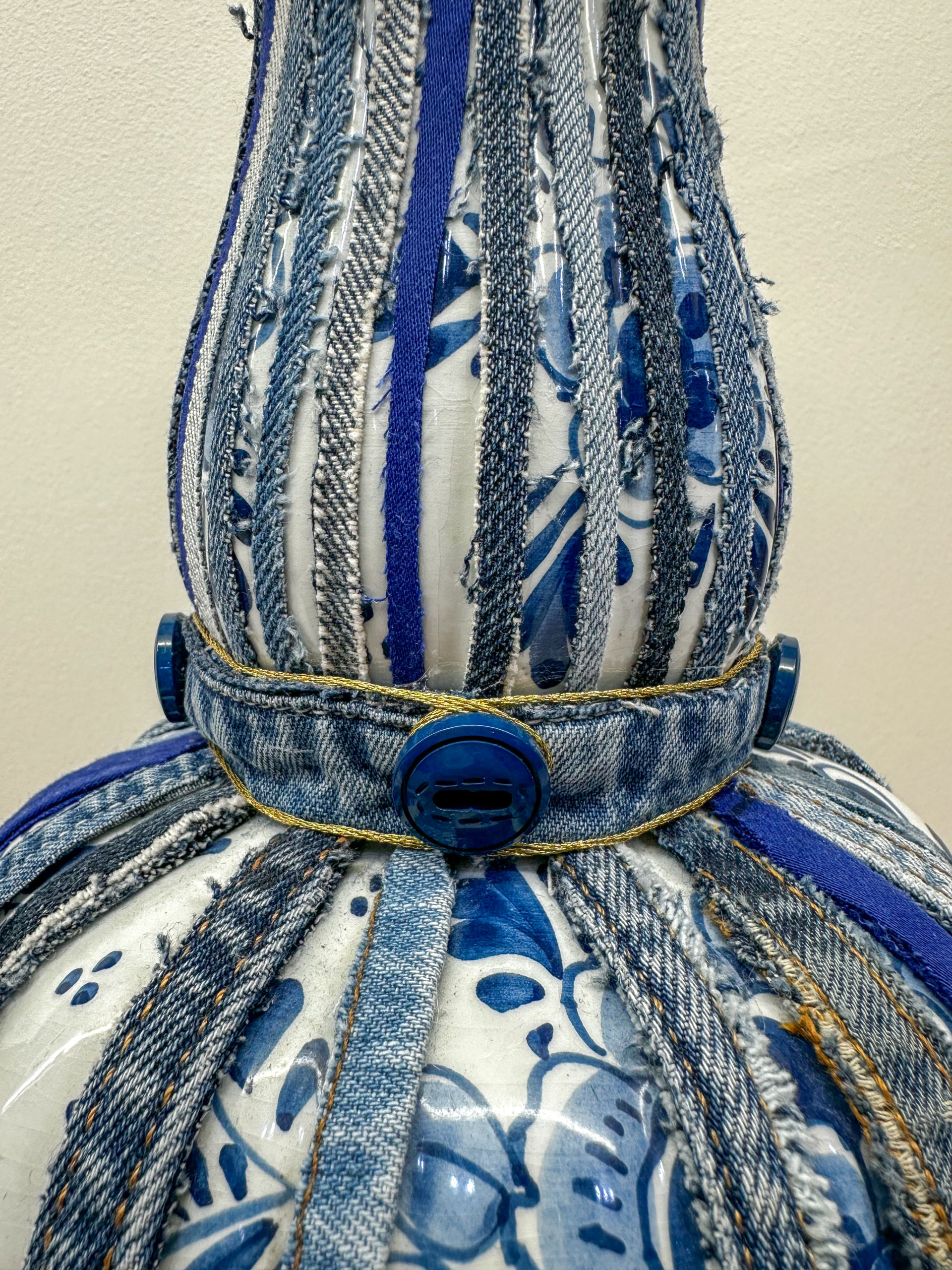 IMG_0805aurore morisse affaire conclue mobilier vase tissus création unique pythie the fool delphine fontaine marie antoinette contemporain artiste belge femme décoration créatif