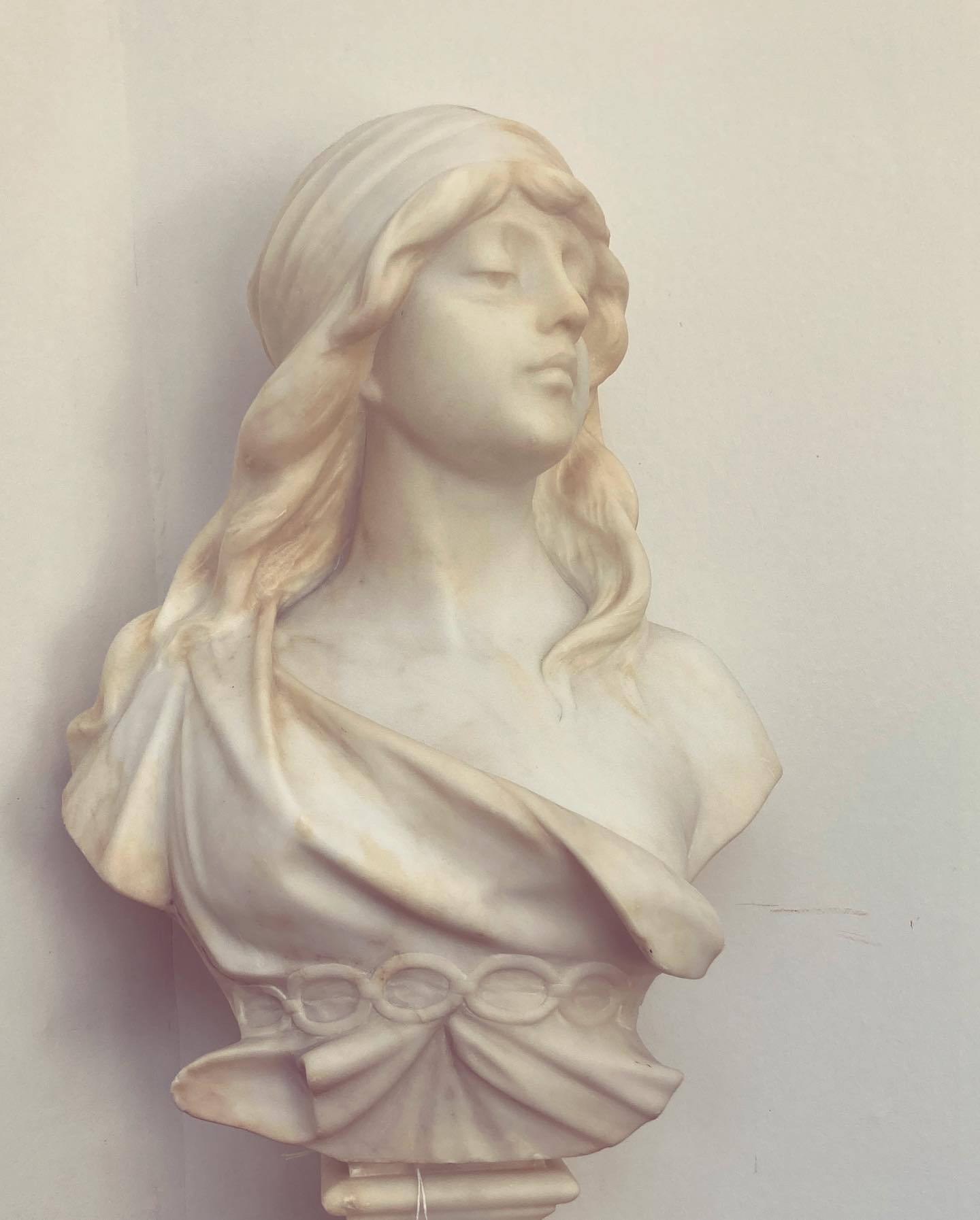 Sculpture-buste-en-marbre-blanc-signé-cipriani-aurore-Morisse-Chestret-5-2