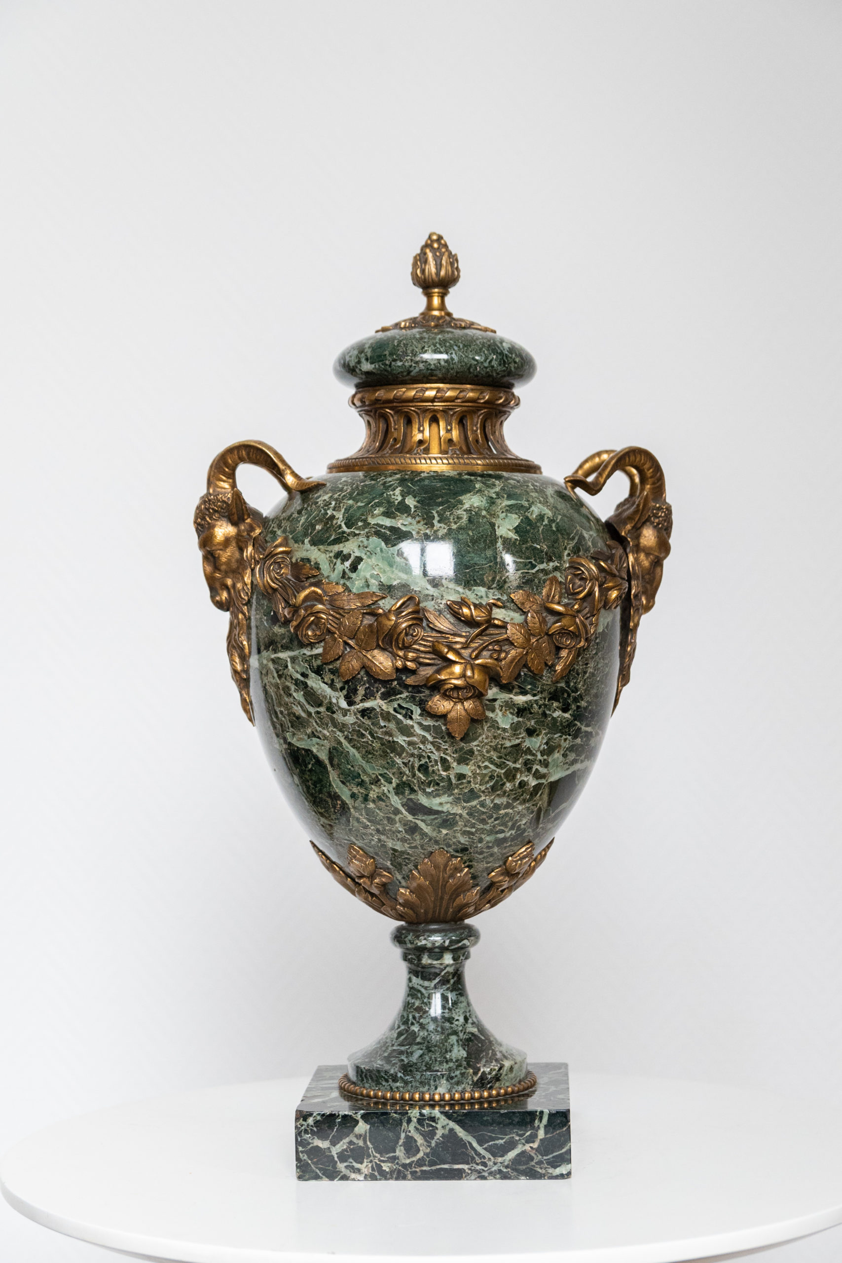 cassolette-vase-marbre-vert-bélier-bronze-louis-xv-aurore-morisse-affaire-conclue-antiquaire-liège1