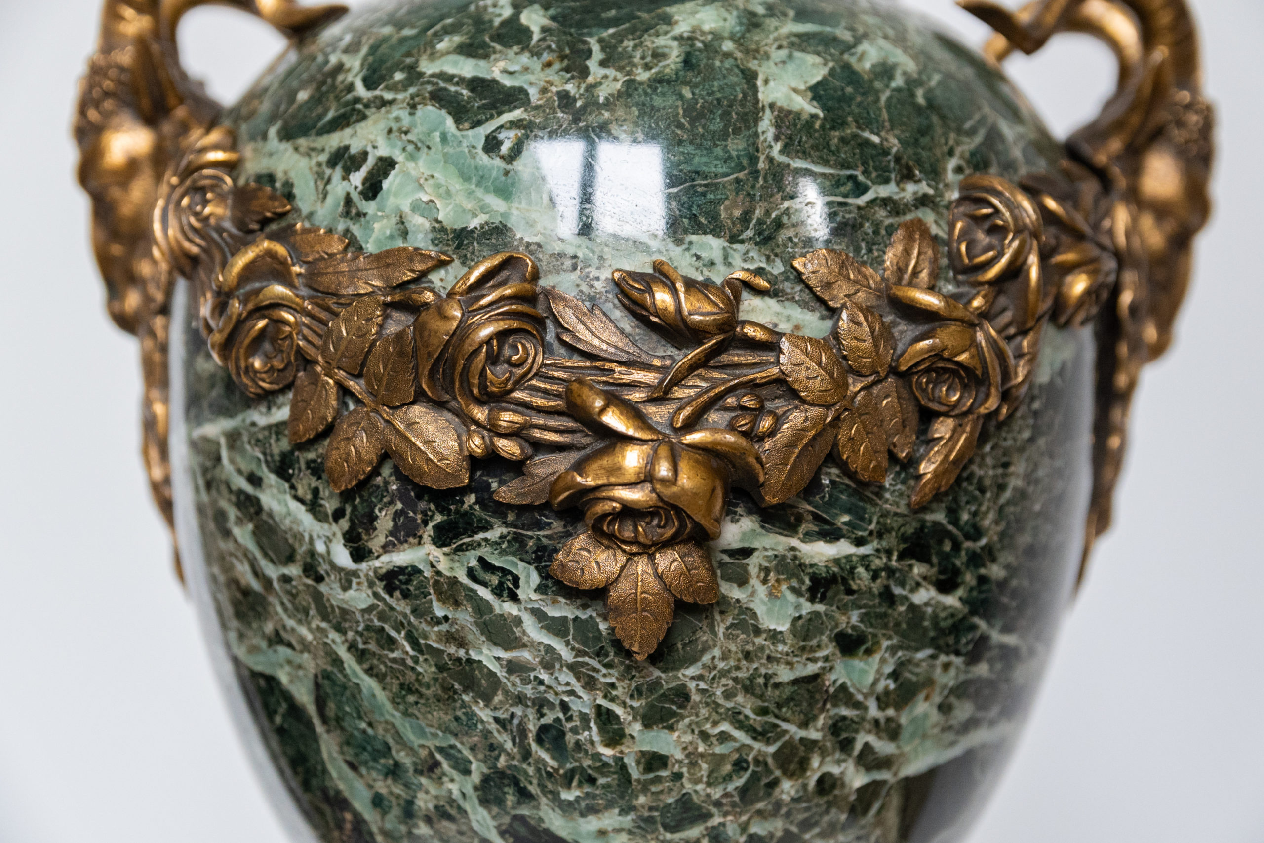 cassolette-vase-marbre-vert-bélier-bronze-louis-xv-aurore-morisse-affaire-conclue-antiquaire-liège2