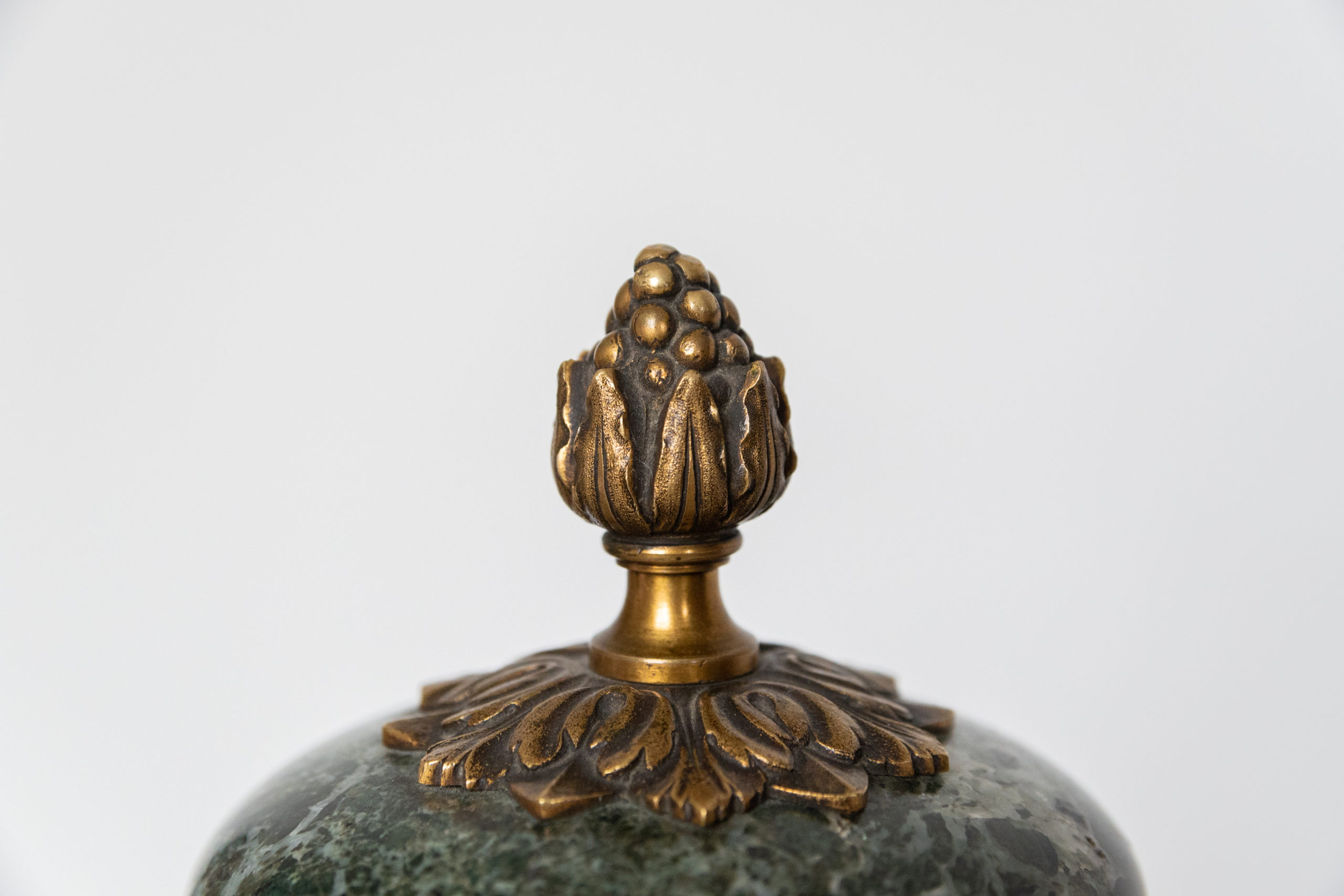 cassolette-vase-marbre-vert-bélier-bronze-louis-xv-aurore-morisse-affaire-conclue-antiquaire-liège4