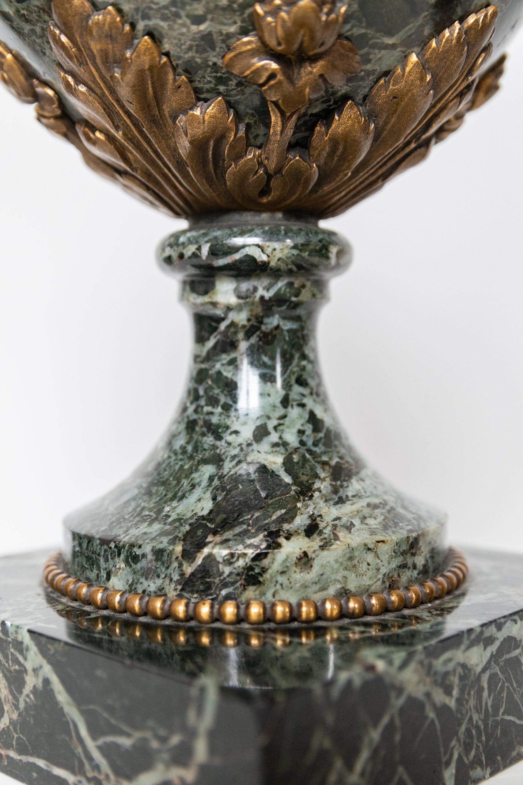 cassolette-vase-marbre-vert-bélier-bronze-louis-xv-aurore-morisse-affaire-conclue-antiquaire-liège6