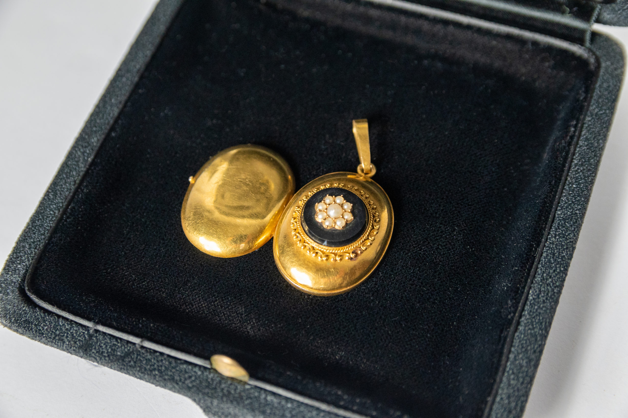 Porte-photo-pendentif-or-napoleon-III-bijoux-ancien-histoire-aurore-morisse-chestret5-antiquaire-antiquite-liège4