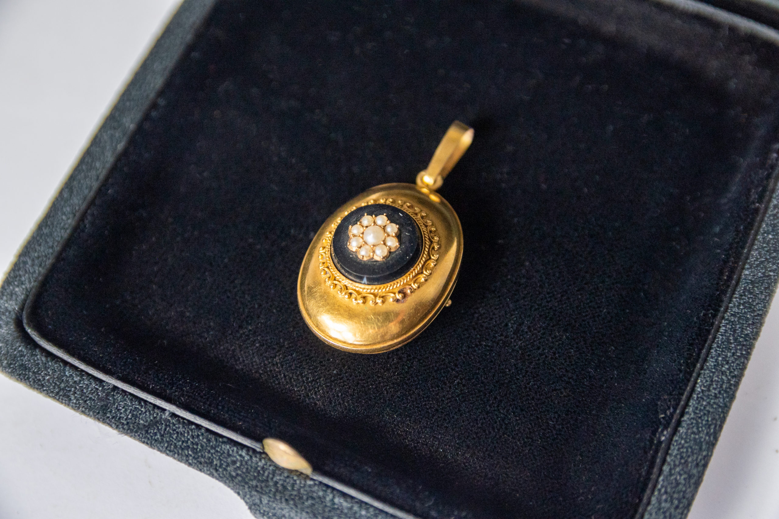 Porte-photo-pendentif-or-napoleon-III-bijoux-ancien-histoire-aurore-morisse-chestret5-antiquaire-antiquite-liège5
