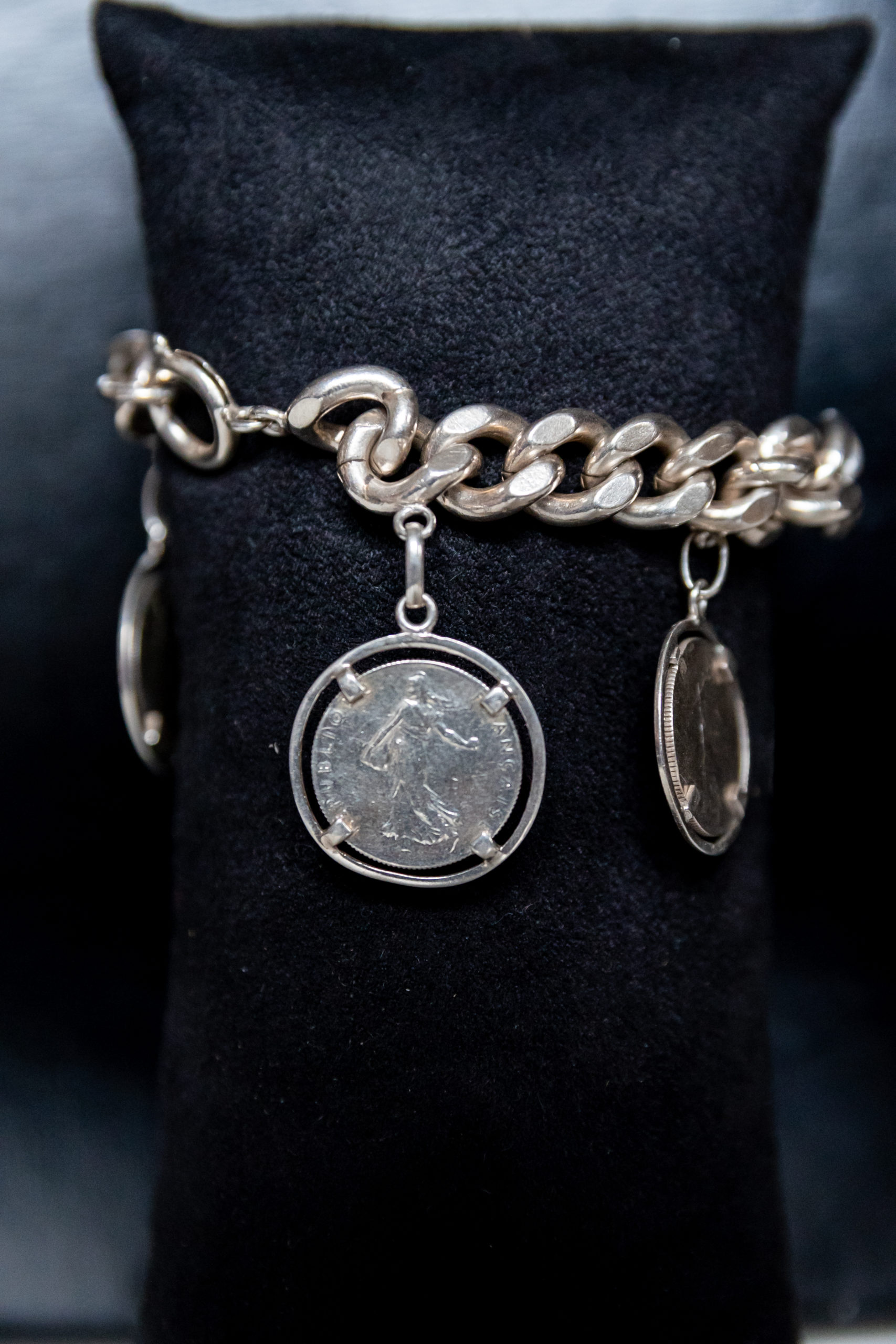 Bracelet-argent-massif-piece-de-monnaie-1960-aurore-morisse-chestret5-liège-antiquaire-antiquaités3