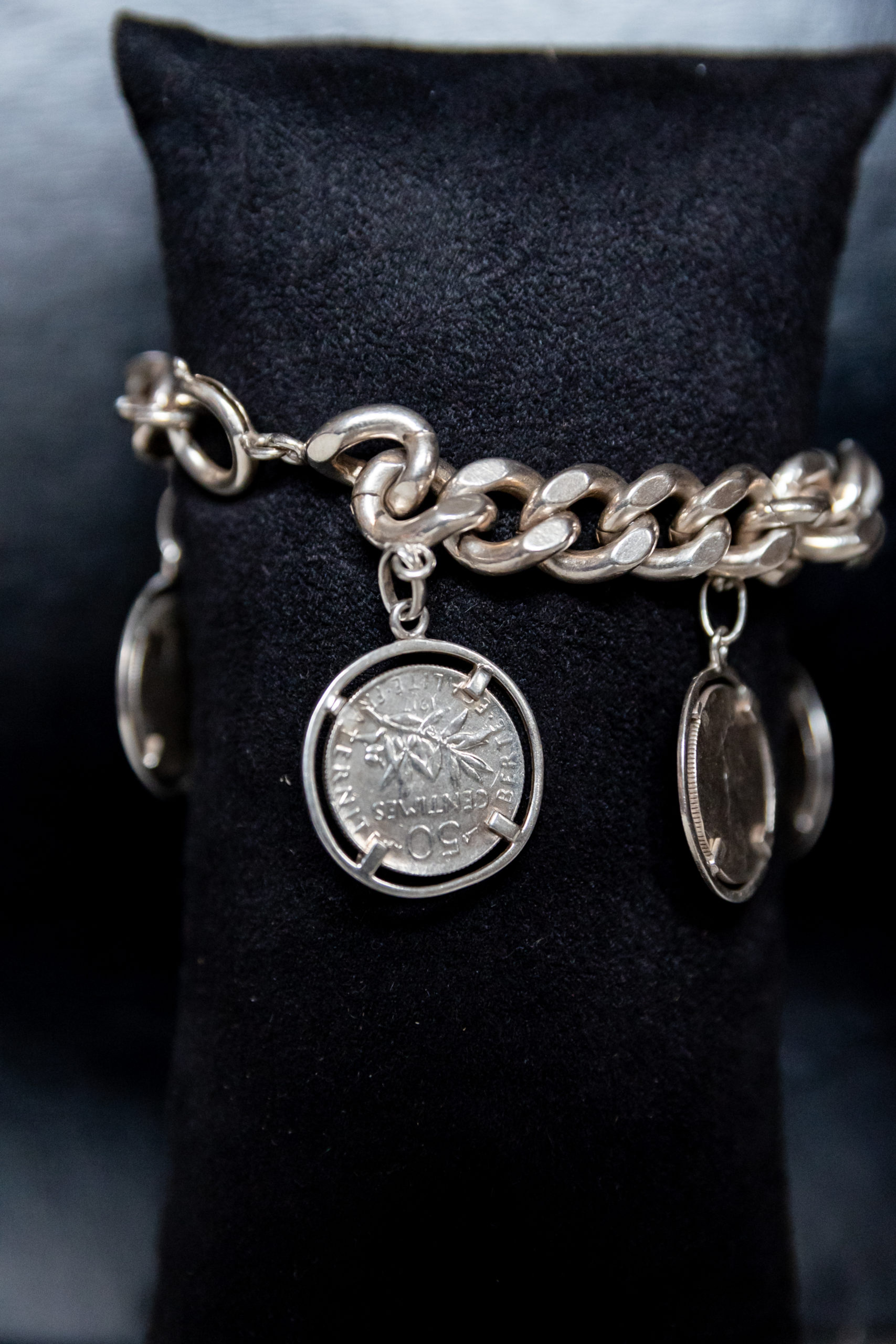 Bracelet-argent-massif-piece-de-monnaie-1960-aurore-morisse-chestret5-liège-antiquaire-antiquaités4