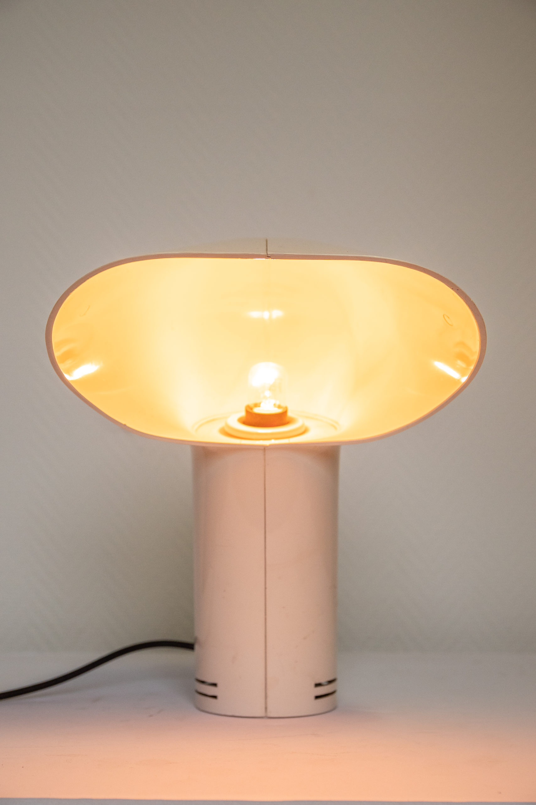 Lampe-sorella-harvey-guzzini-1960-vintage-lampe-décoration-aurore-morisse-antiquaire-loiège-paris-affaire-conclue1