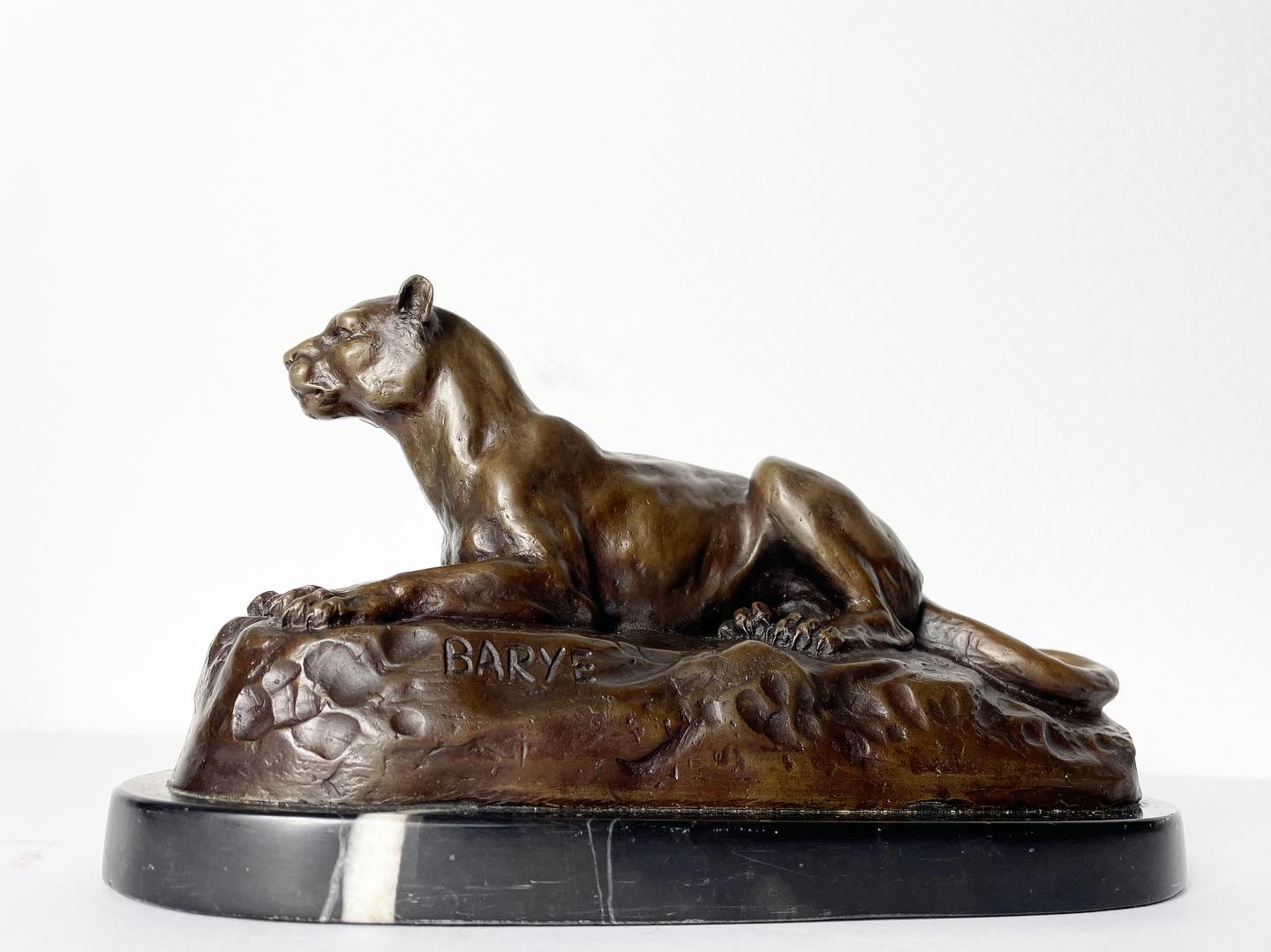 Antoine-louis-barye-lionne-couchée-bronze-animalier-collection-aurore-morisse-affaire-conclue1